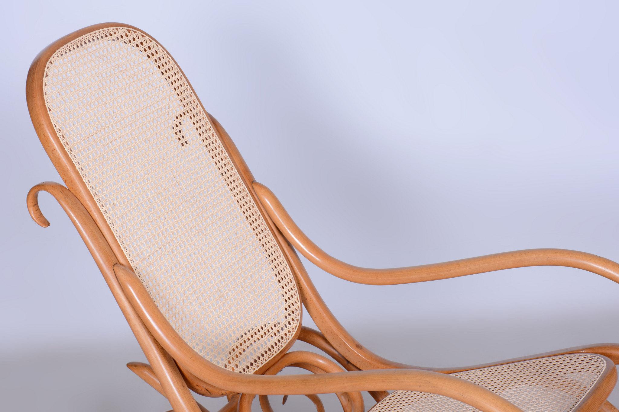 Chaise à bascule Art déco restaurée avec repose-pieds, par Thonet, en hêtre, tchèque, années 1920 en vente 9