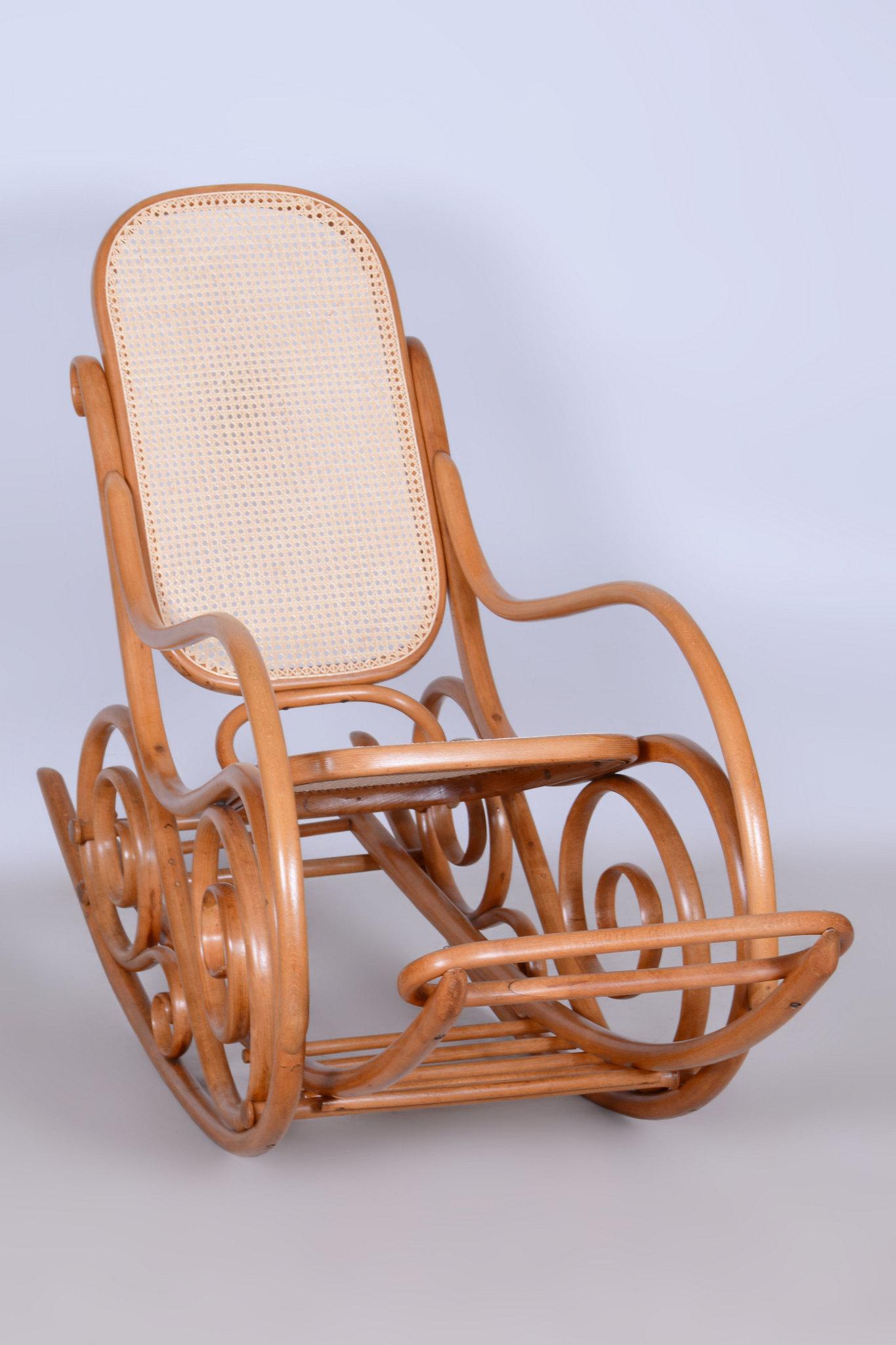 Chaise à bascule Art déco restaurée avec repose-pieds, par Thonet, en hêtre, tchèque, années 1920 en vente 10