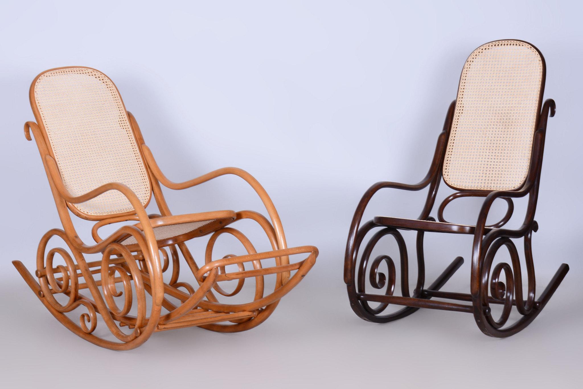 Chaise à bascule Art déco restaurée avec repose-pieds, par Thonet, en hêtre, tchèque, années 1920 en vente 12
