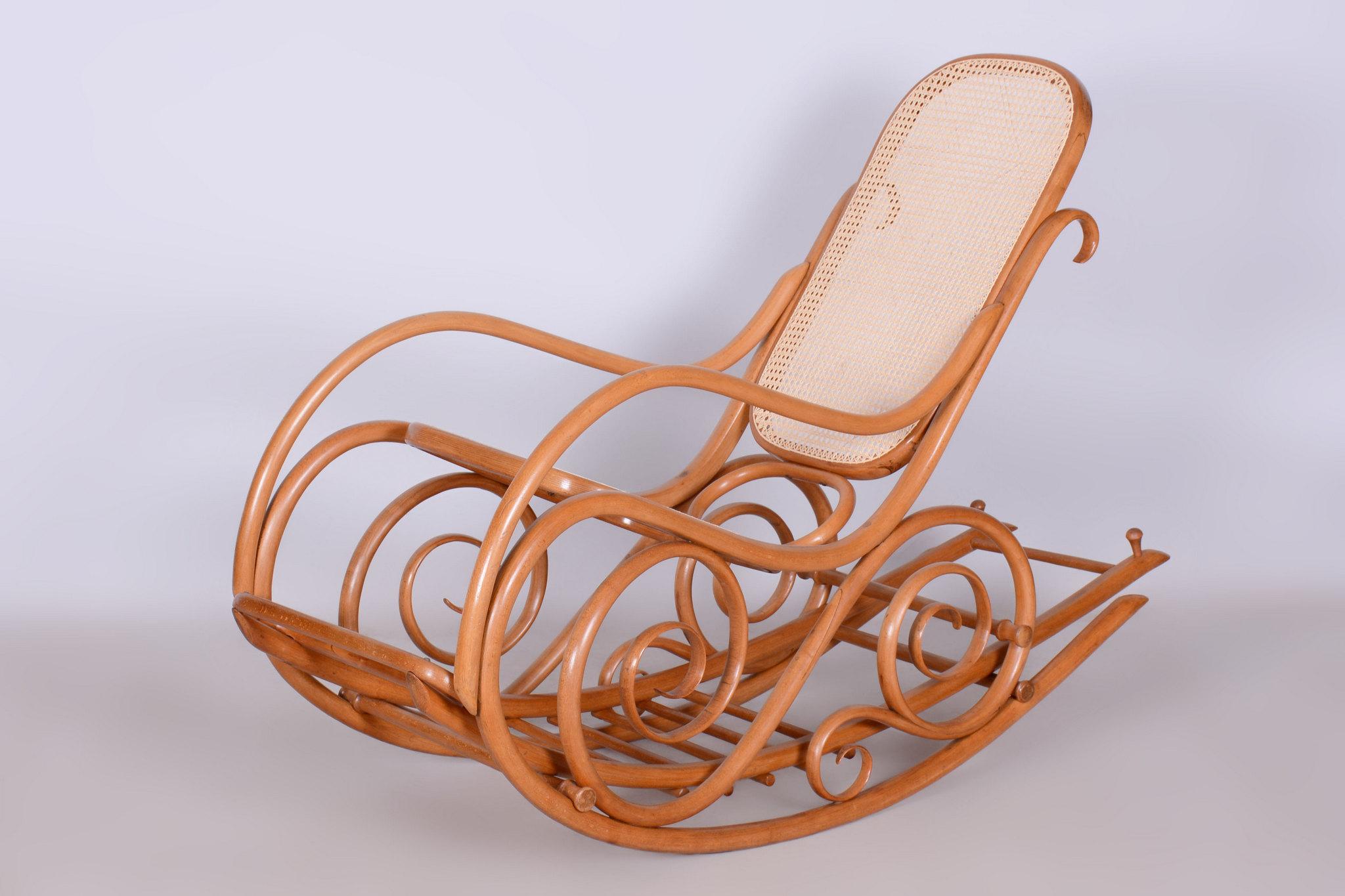 Fabriqué par l'influent fabricant de meubles autrichien Thonet.

Ce rocking-chair Art déco provient de Bohemia au début du 20e siècle et a été fabriqué par Thonet. La chaise est fabriquée en bois de hêtre courbé et a été entièrement restaurée.

Le