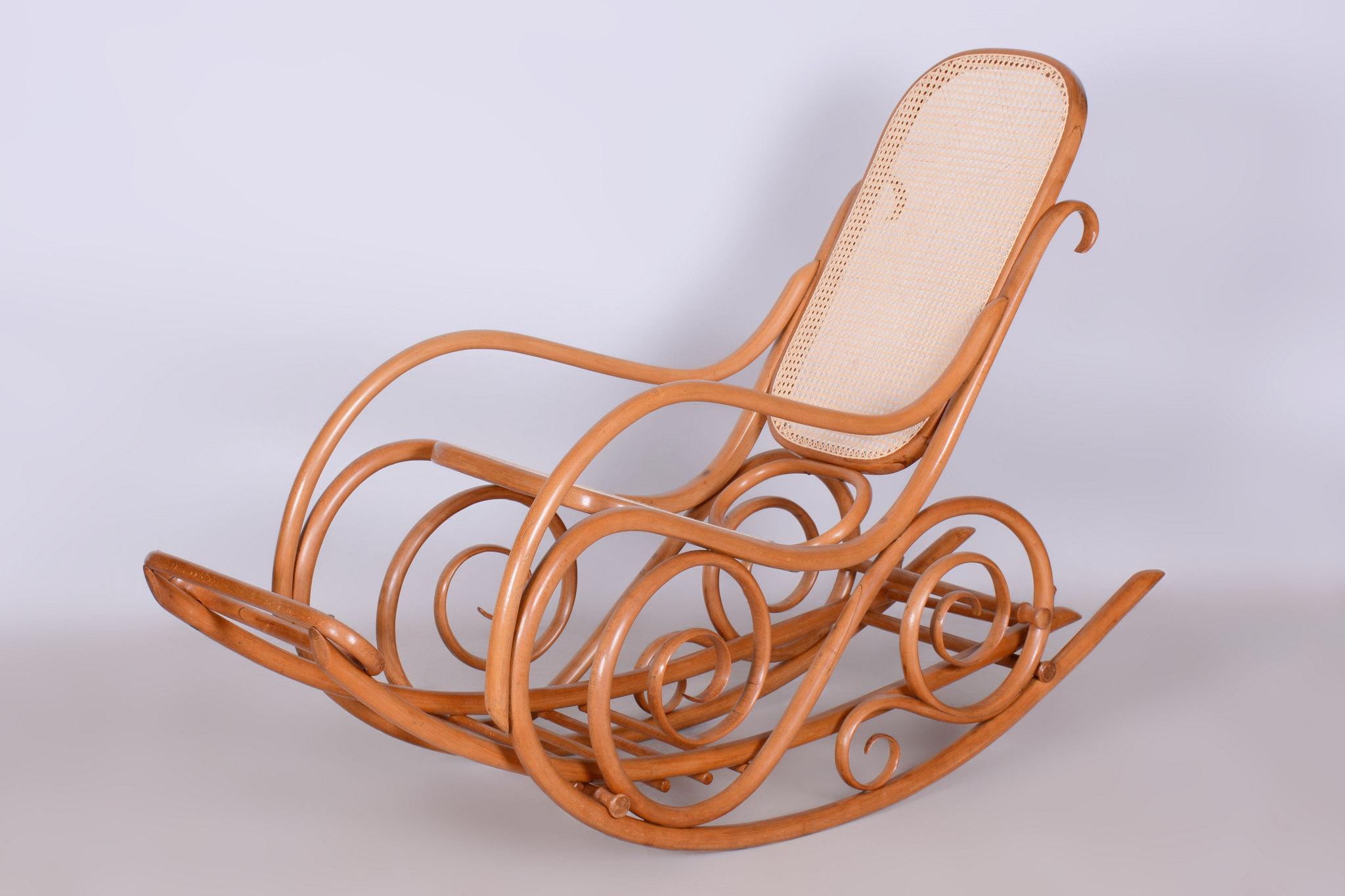 Tchèque Chaise à bascule Art déco restaurée avec repose-pieds, par Thonet, en hêtre, tchèque, années 1920 en vente