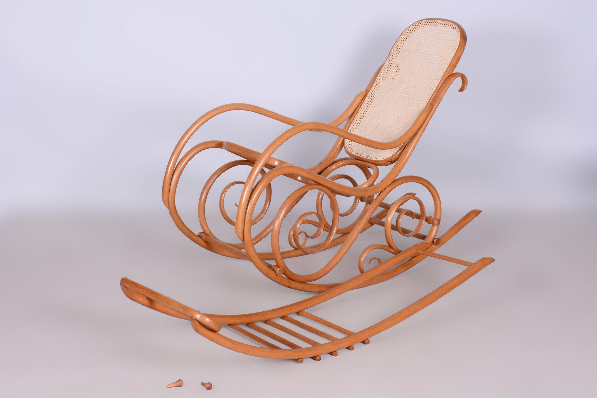 Chaise à bascule Art déco restaurée avec repose-pieds, par Thonet, en hêtre, tchèque, années 1920 Bon état - En vente à Brandys nad Labem, Středočeský kraj