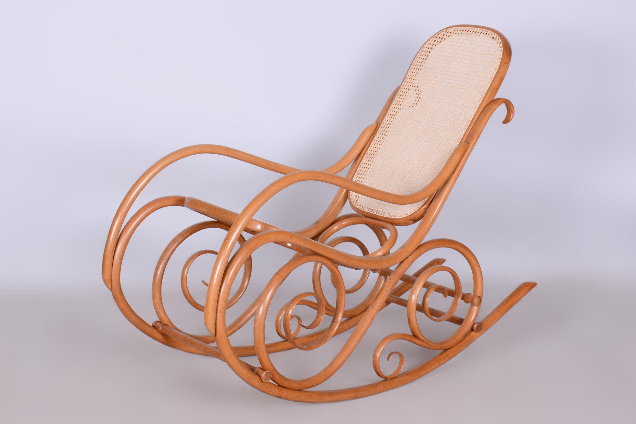 20ième siècle Chaise à bascule Art déco restaurée avec repose-pieds, par Thonet, en hêtre, tchèque, années 1920 en vente