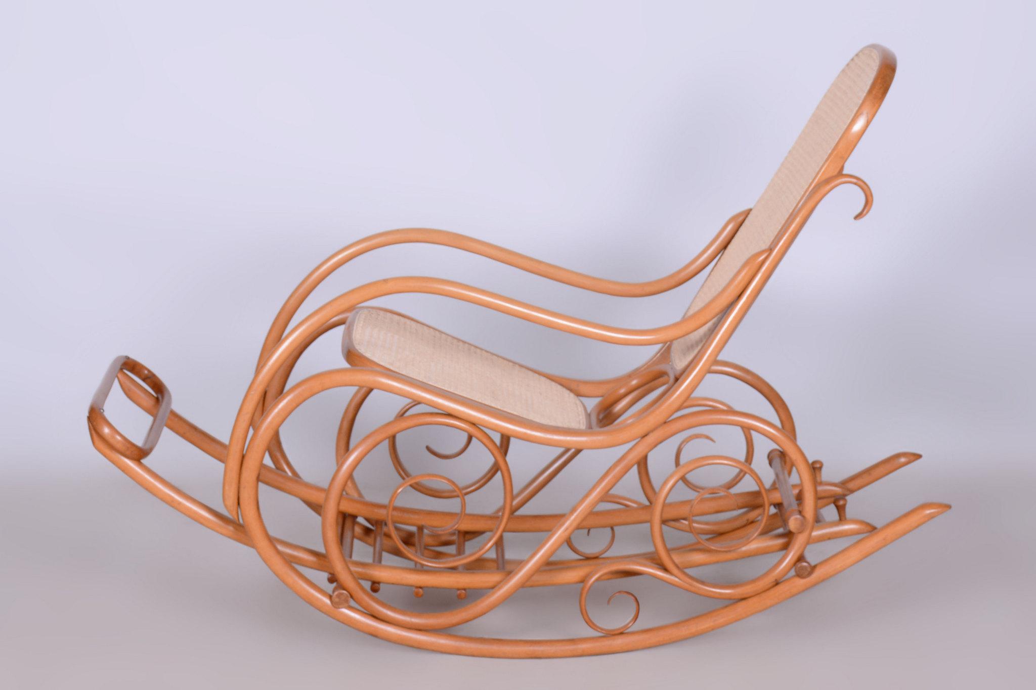 Rotin Chaise à bascule Art déco restaurée avec repose-pieds, par Thonet, en hêtre, tchèque, années 1920 en vente