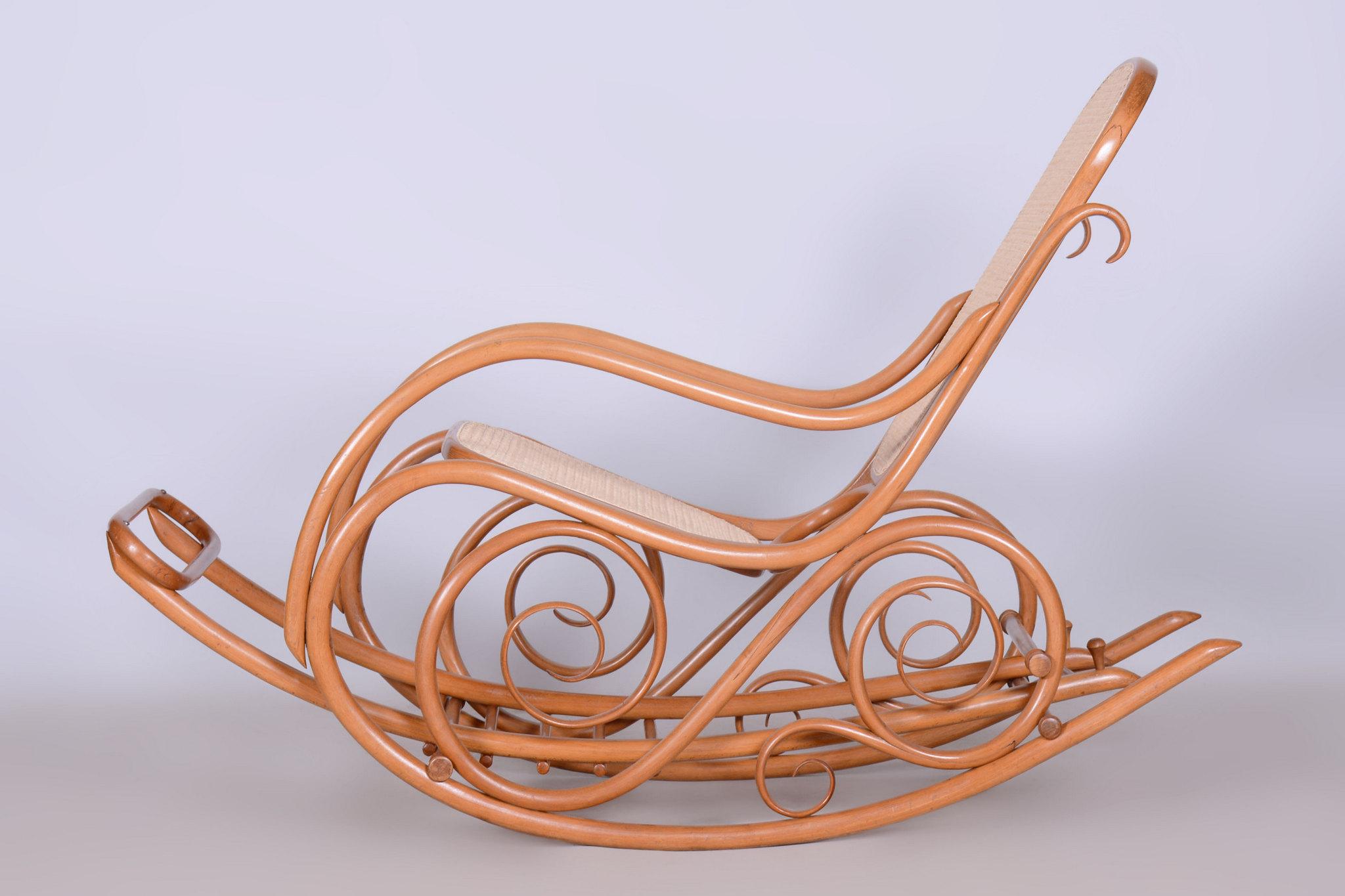 Chaise à bascule Art déco restaurée avec repose-pieds, par Thonet, en hêtre, tchèque, années 1920 en vente 1