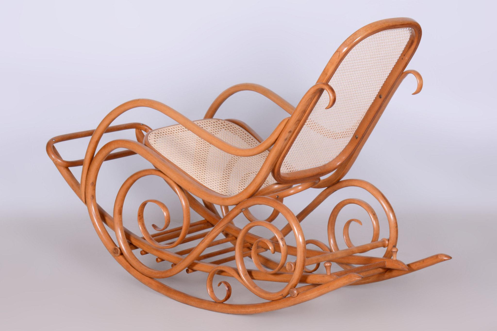 Chaise à bascule Art déco restaurée avec repose-pieds, par Thonet, en hêtre, tchèque, années 1920 en vente 2