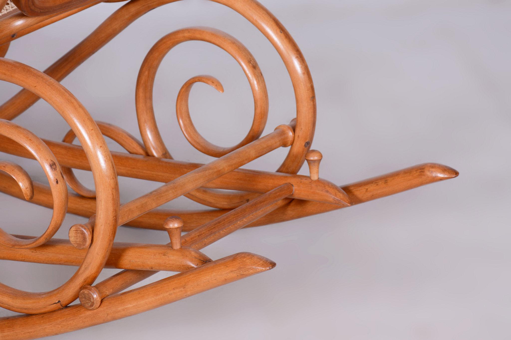 Chaise à bascule Art déco restaurée avec repose-pieds, par Thonet, en hêtre, tchèque, années 1920 en vente 3