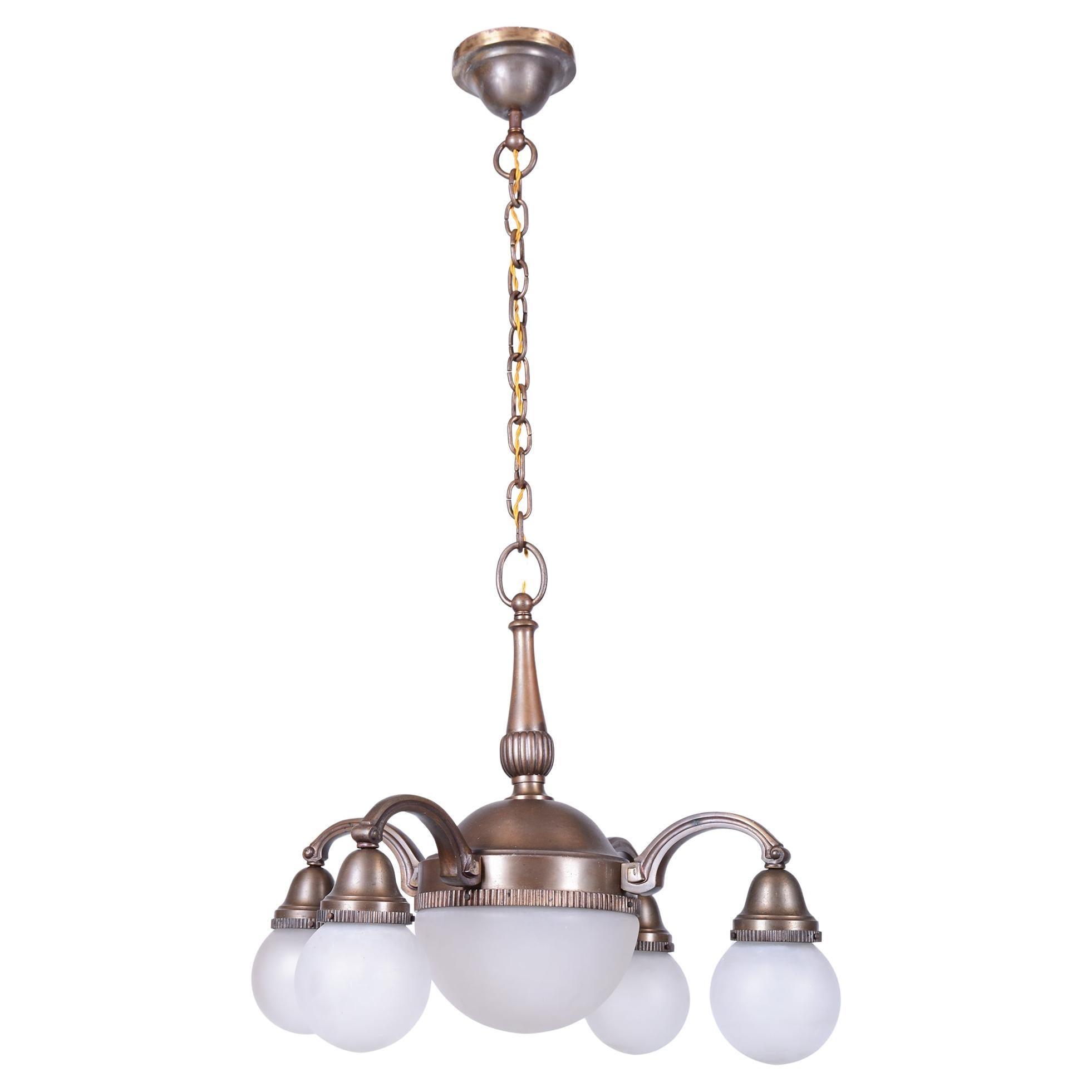 Araña de salón Art Decó restaurada, latón, cristal de leche, recableada, checa, años 20 en venta