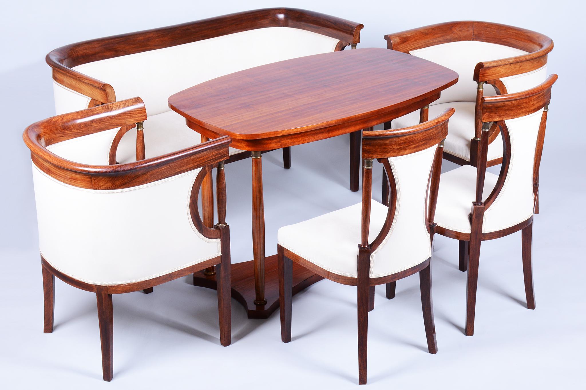 Dimensions du canapé :
Hauteur : 78 cm
Largeur : 133 cm
Profondeur : 57 cm
Hauteur de l'assise : 45 cm

Dimensions du fauteuil :
Hauteur : 78 cm
Largeur : 159 cm
Profondeur : 53 cm
Hauteur de l'assise : 45 cm

Dimensions de la chaise :
Hauteur : 89