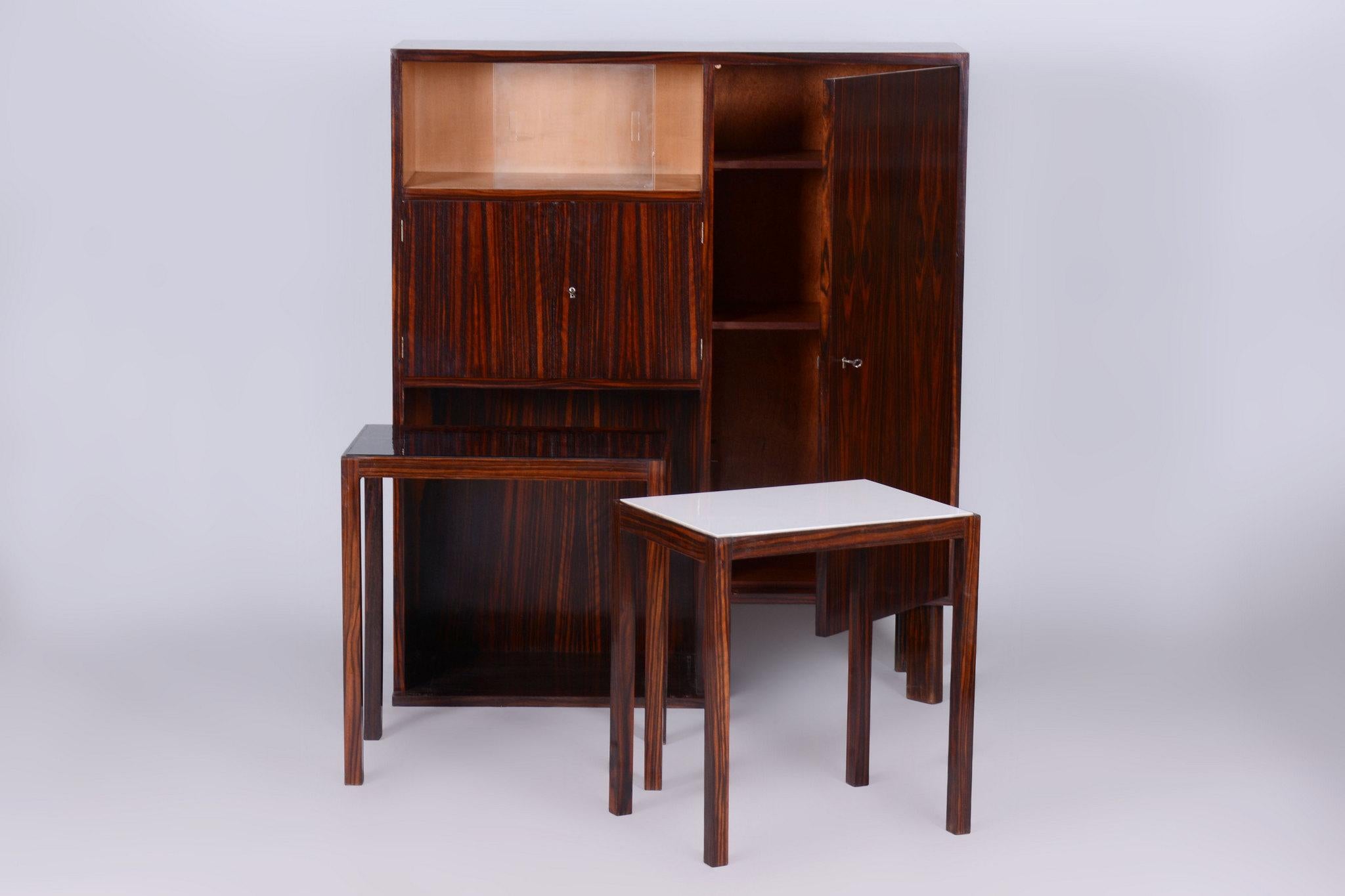 Restaurierte Art Deco Sekretär Anrichte, Makassar, Ahorn, Tschechisch, 1930er Jahre im Zustand „Gut“ im Angebot in Brandys nad Labem, Středočeský kraj