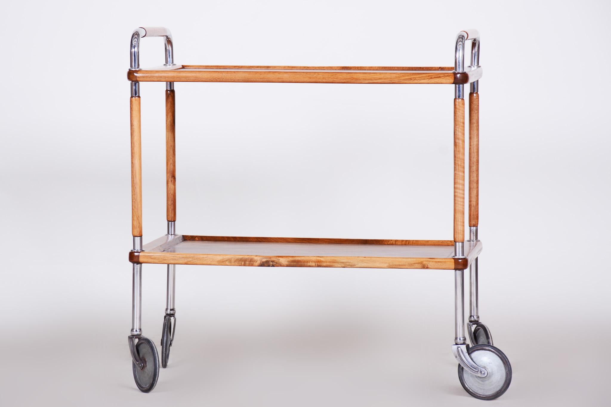 Restored Art Deco Serving Trolley Made in the 1930s by Thonet, Walnut and Steel In Excellent Condition For Sale In Horomerice, CZ