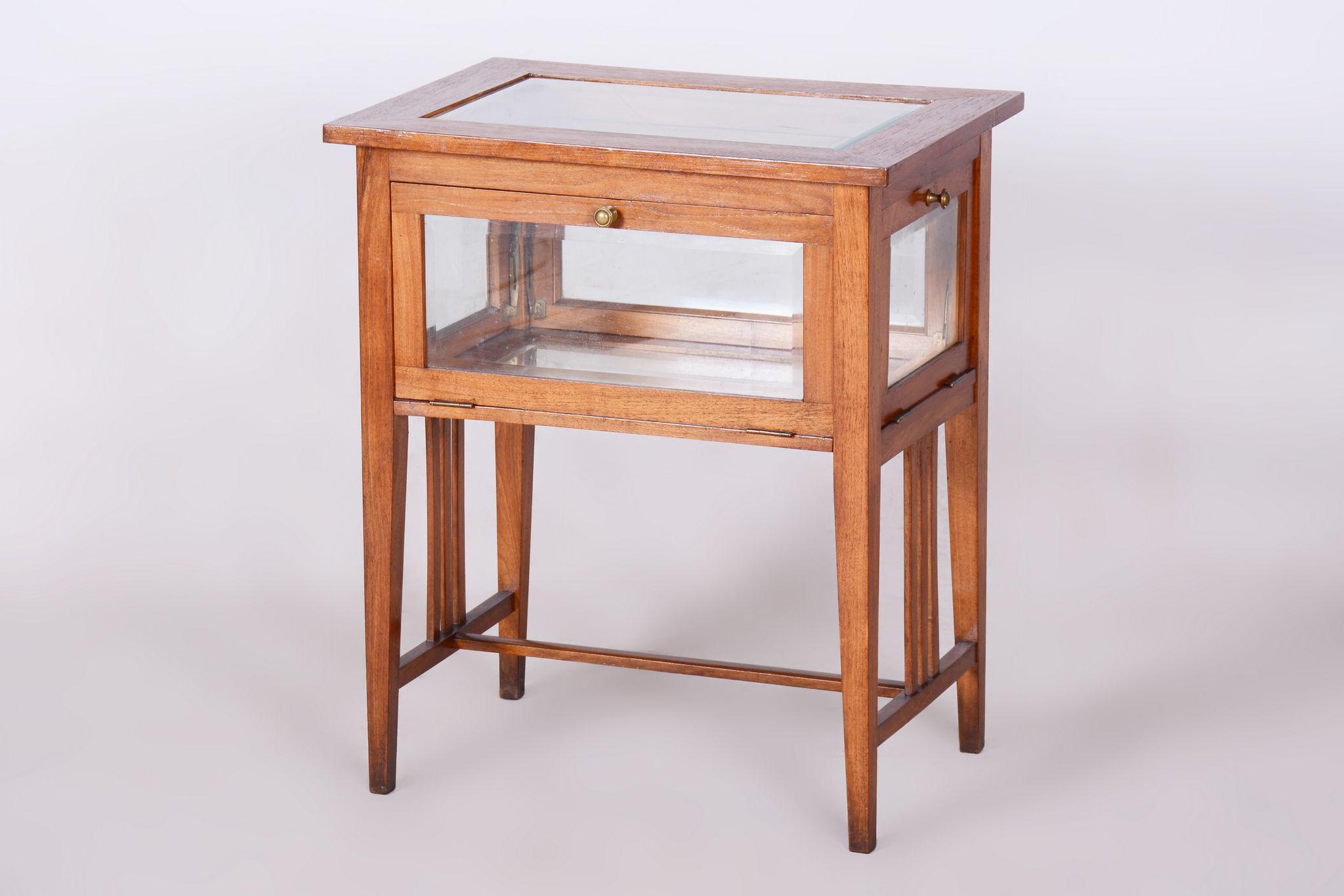 Restored Art Deco Serving Trolley, Walnut, Faceted Glass, Czech, 1920s In Good Condition For Sale In Brandys nad Labem, Středočeský kraj