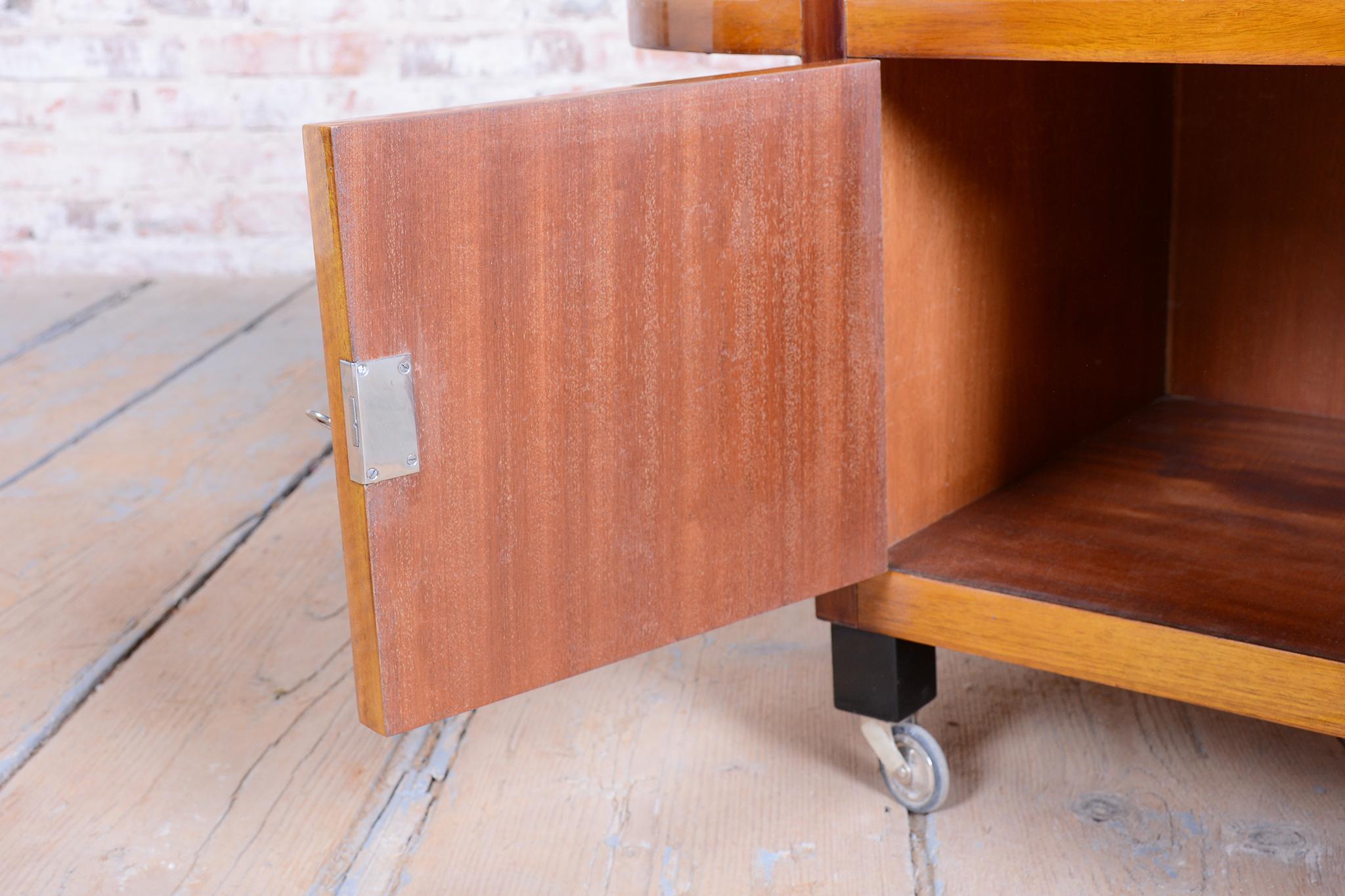 Chariot de service Art déco restauré, noyer, verre, repoli, tchèque, années 1920 en vente 4