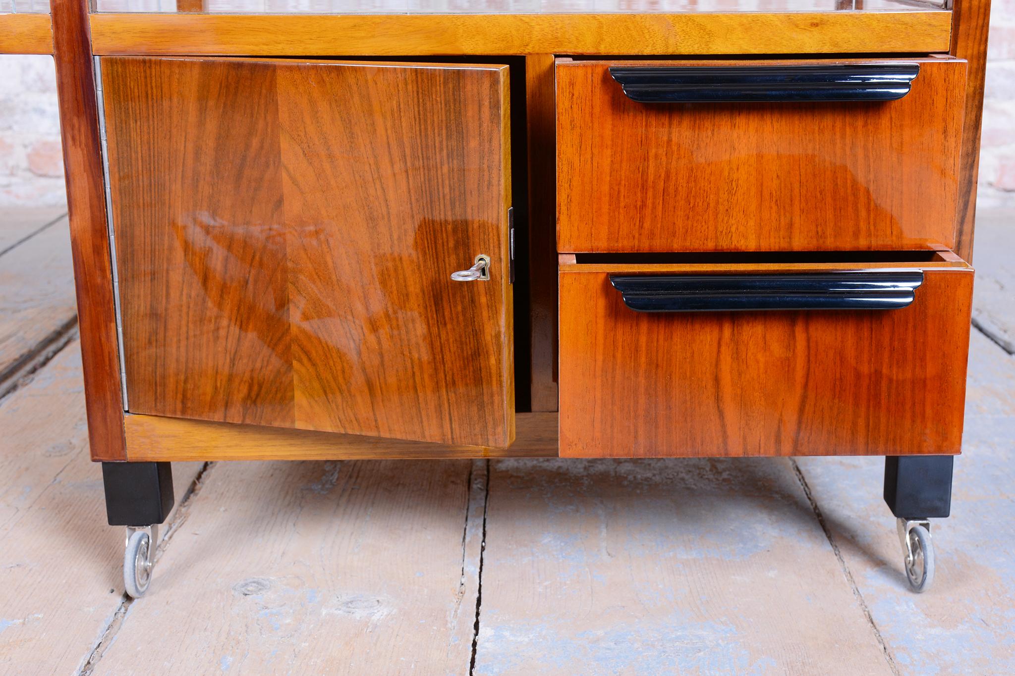 Chariot de service Art déco restauré, noyer, verre, repoli, tchèque, années 1920 en vente 8