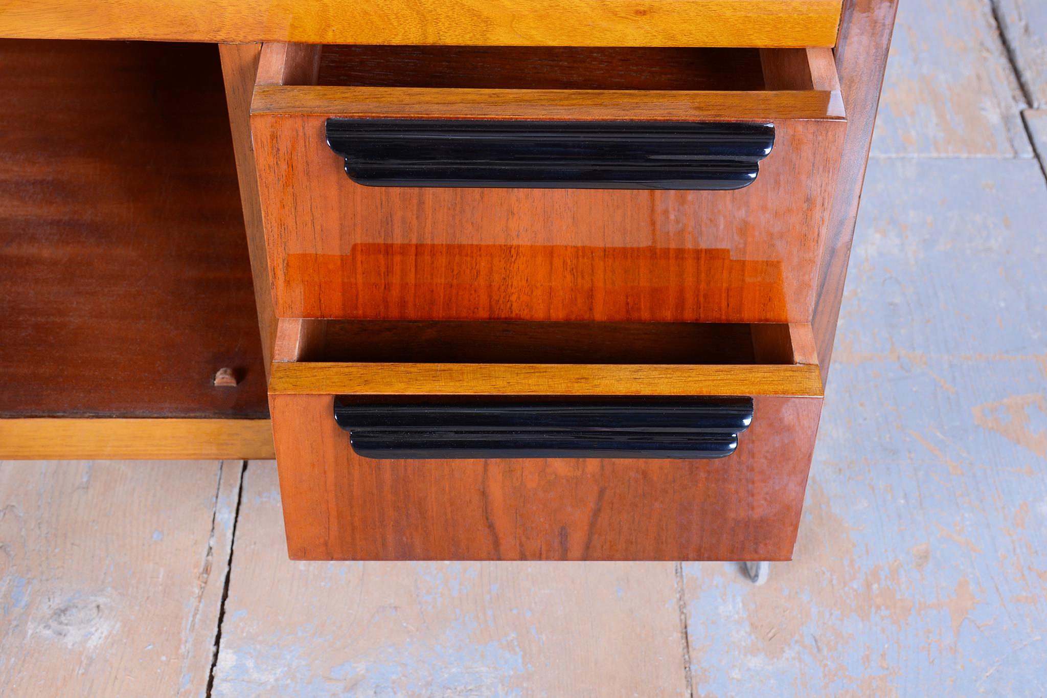 Chariot de service Art déco restauré, noyer, verre, repoli, tchèque, années 1920 en vente 9