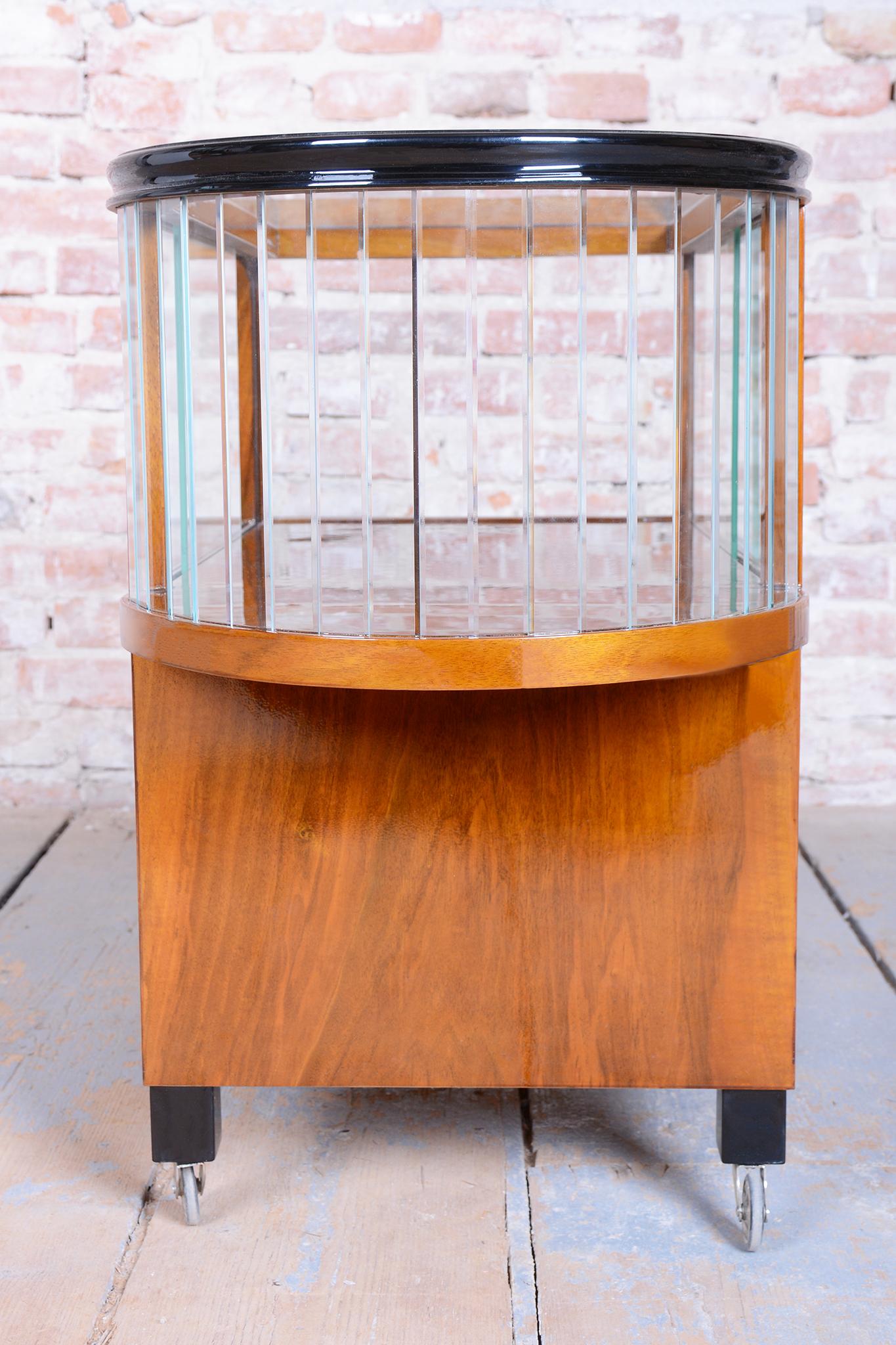 Chariot de service Art déco restauré, noyer, verre, repoli, tchèque, années 1920 en vente 10