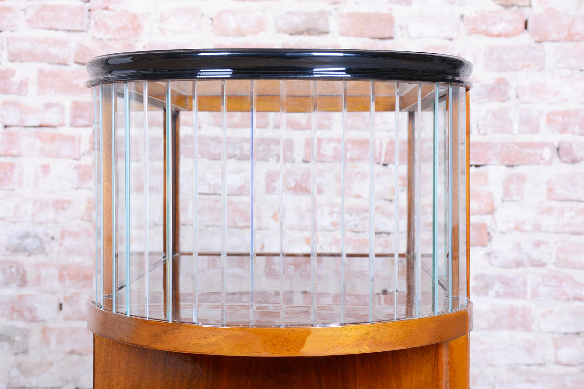 Chariot de service Art déco restauré, noyer, verre, repoli, tchèque, années 1920 en vente 11