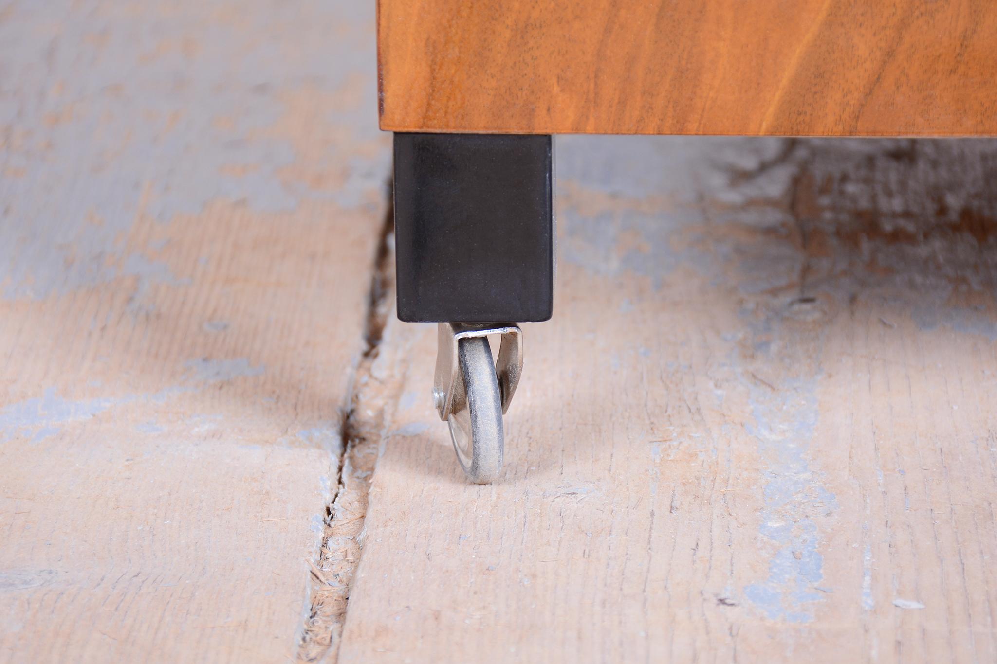 Chariot de service Art déco restauré, noyer, verre, repoli, tchèque, années 1920 en vente 12