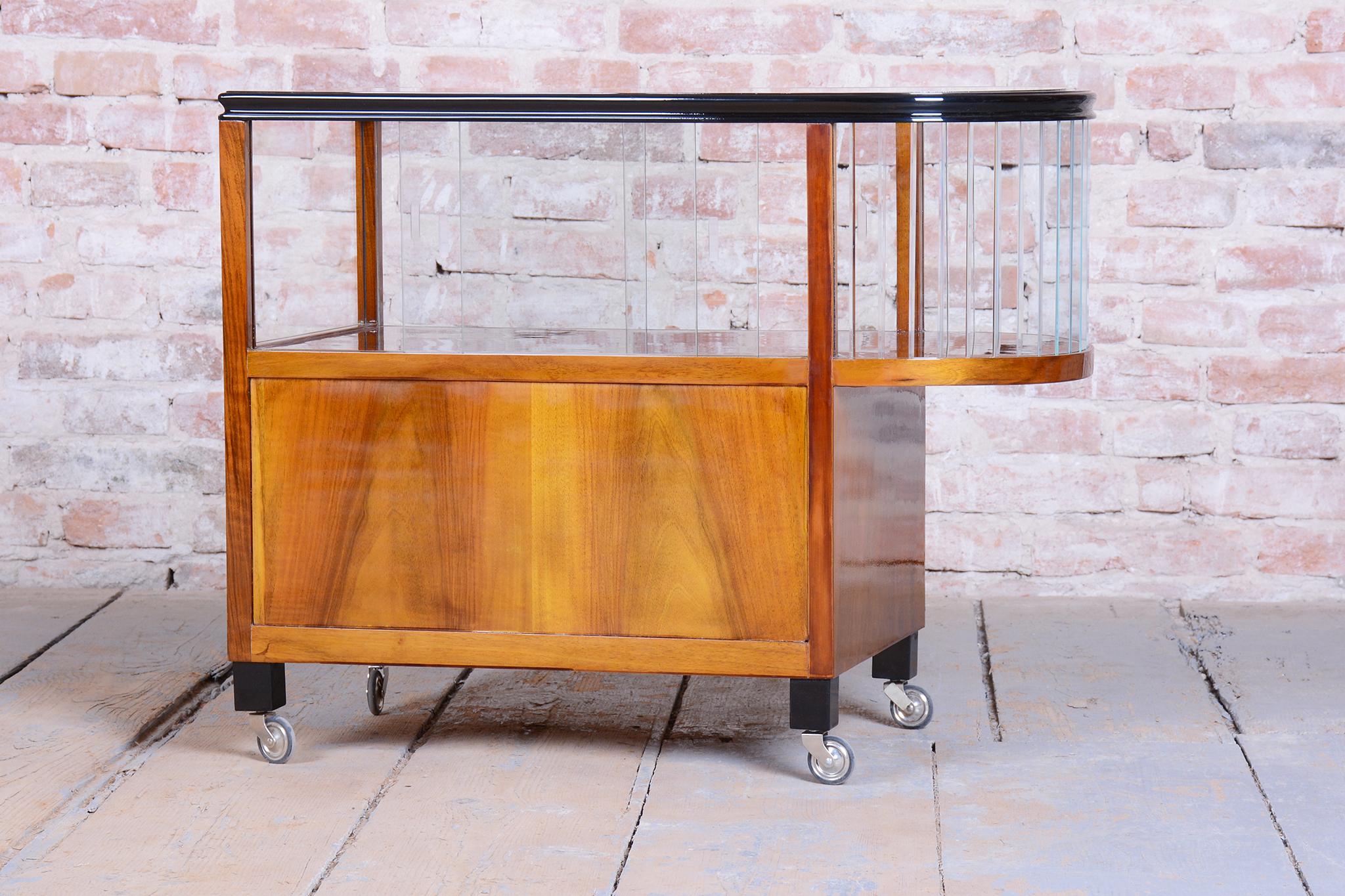 Tchèque Chariot de service Art déco restauré, noyer, verre, repoli, tchèque, années 1920 en vente