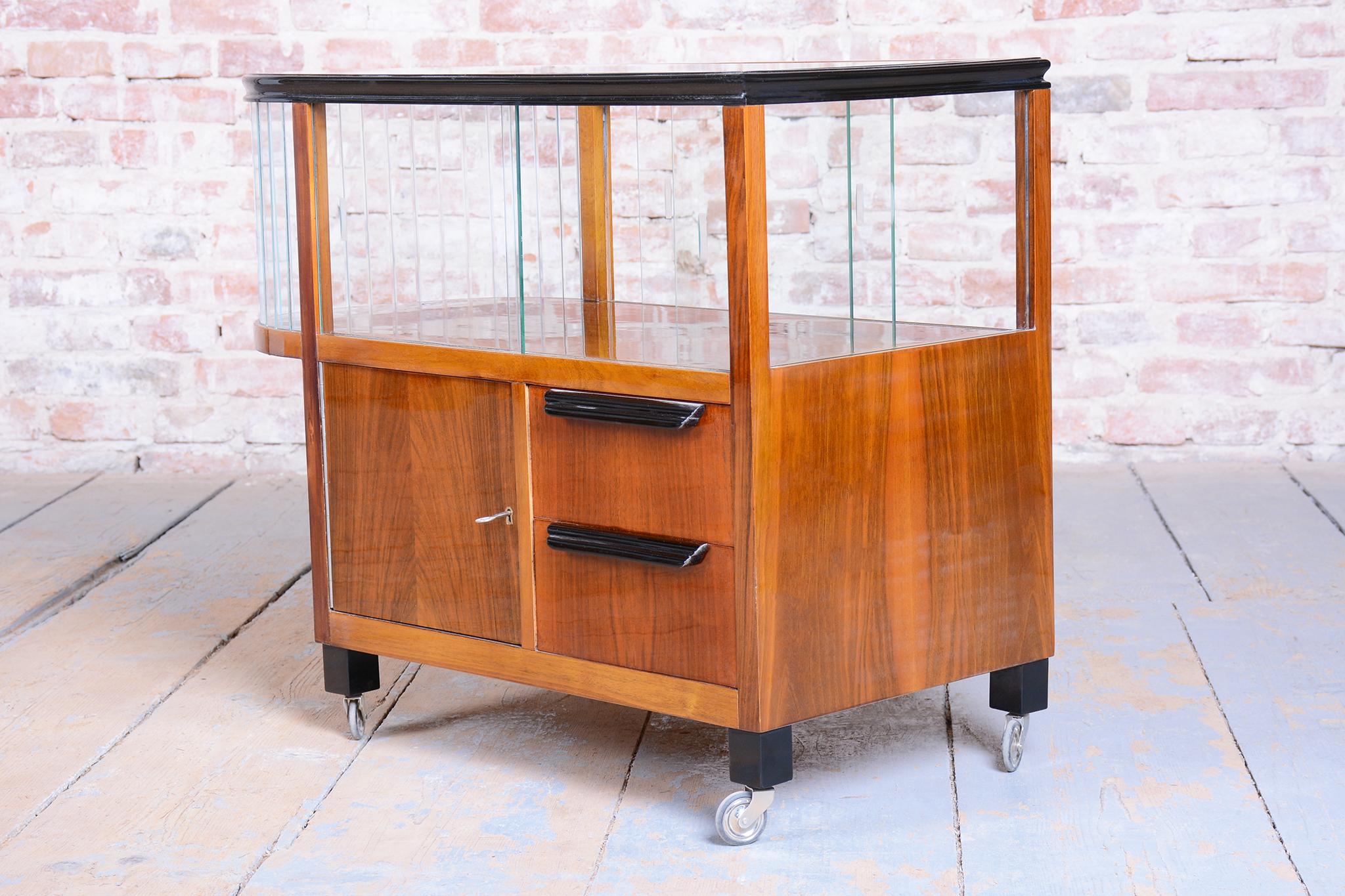 Chariot de service Art déco restauré, noyer, verre, repoli, tchèque, années 1920 Bon état - En vente à Brandys nad Labem, Středočeský kraj