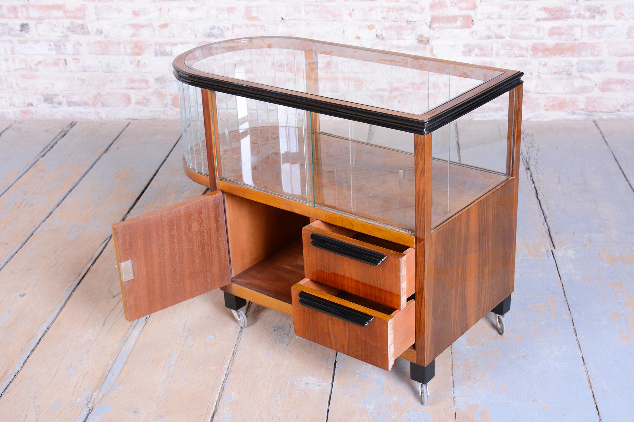 Début du 20ème siècle Chariot de service Art déco restauré, noyer, verre, repoli, tchèque, années 1920 en vente