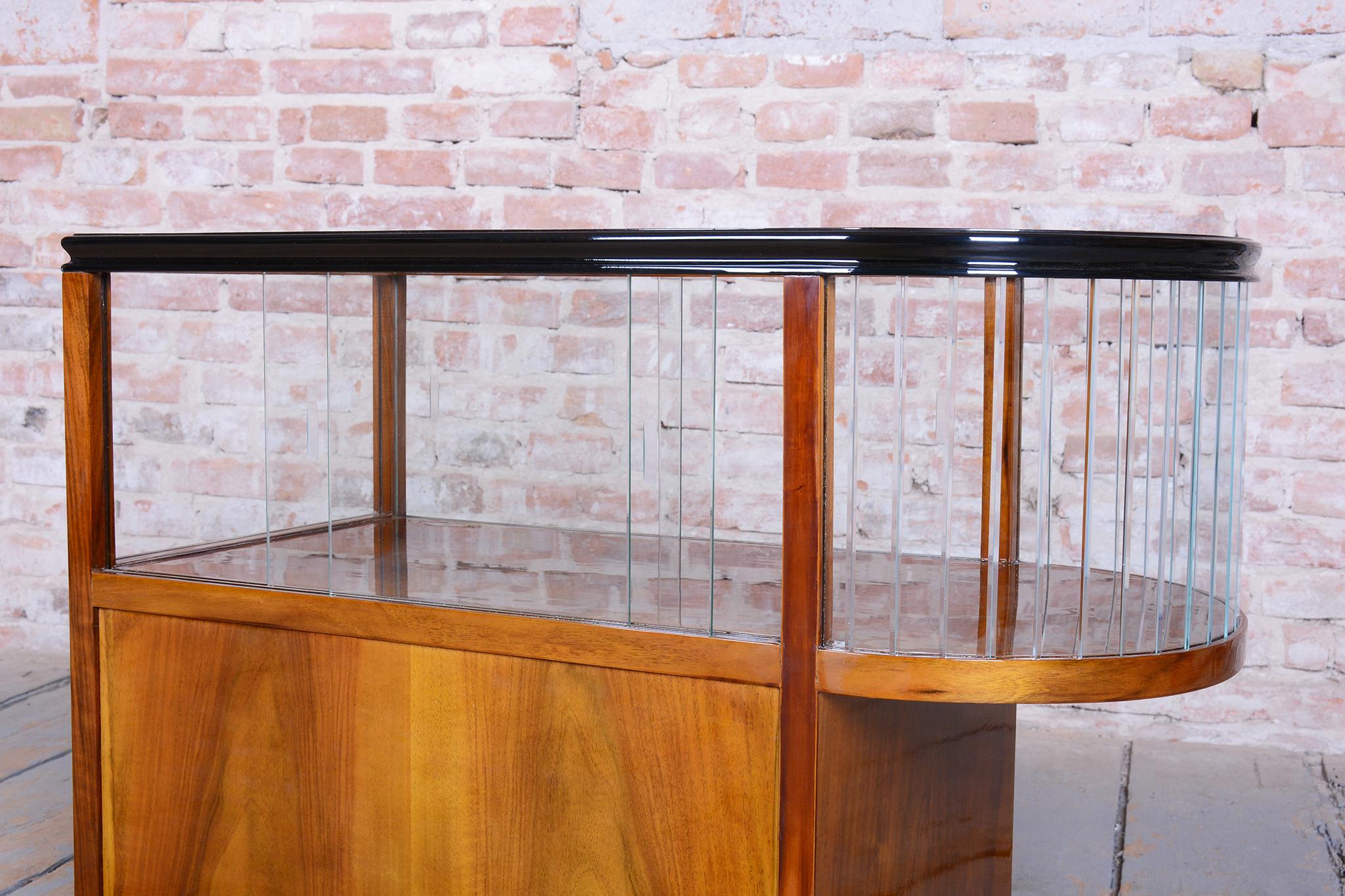 Verre Chariot de service Art déco restauré, noyer, verre, repoli, tchèque, années 1920 en vente