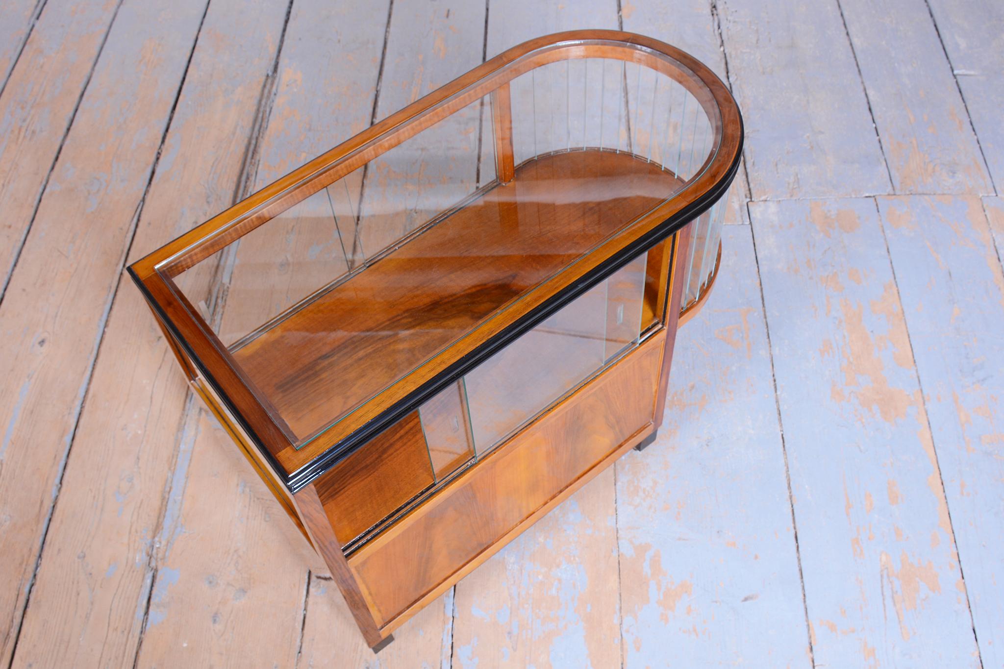 Chariot de service Art déco restauré, noyer, verre, repoli, tchèque, années 1920 en vente 1