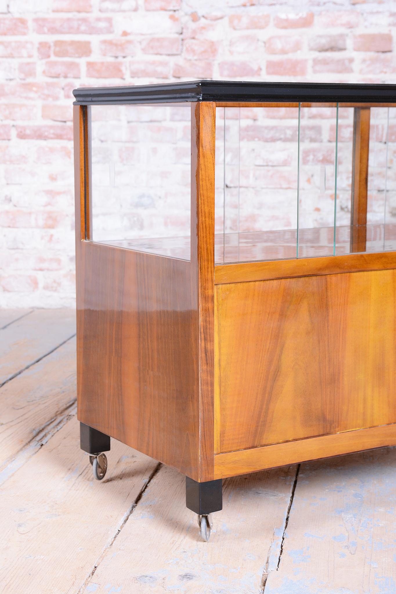 Chariot de service Art déco restauré, noyer, verre, repoli, tchèque, années 1920 en vente 2