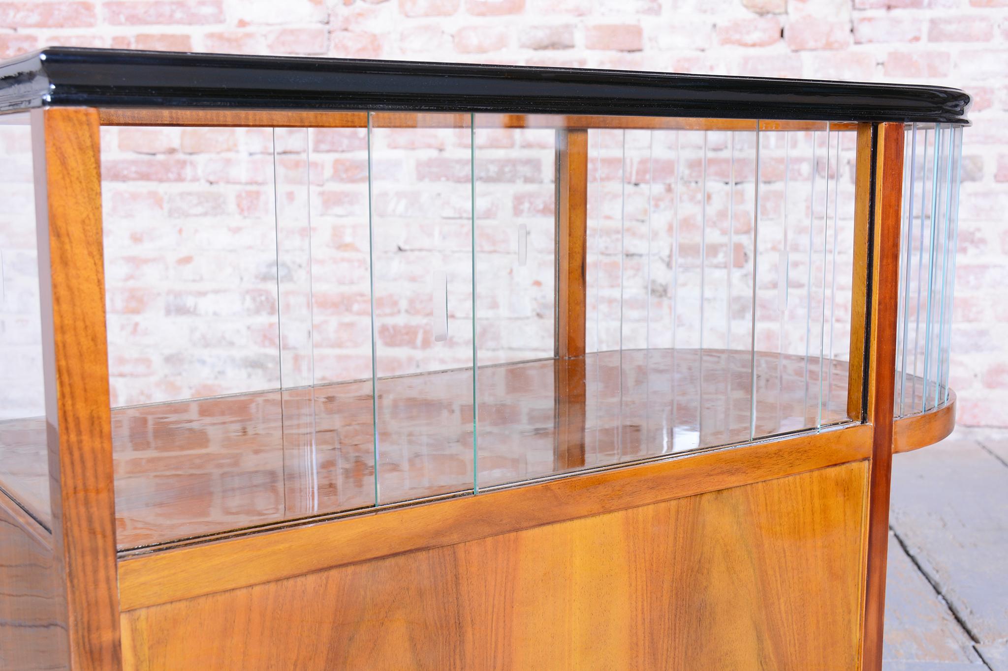 Chariot de service Art déco restauré, noyer, verre, repoli, tchèque, années 1920 en vente 3