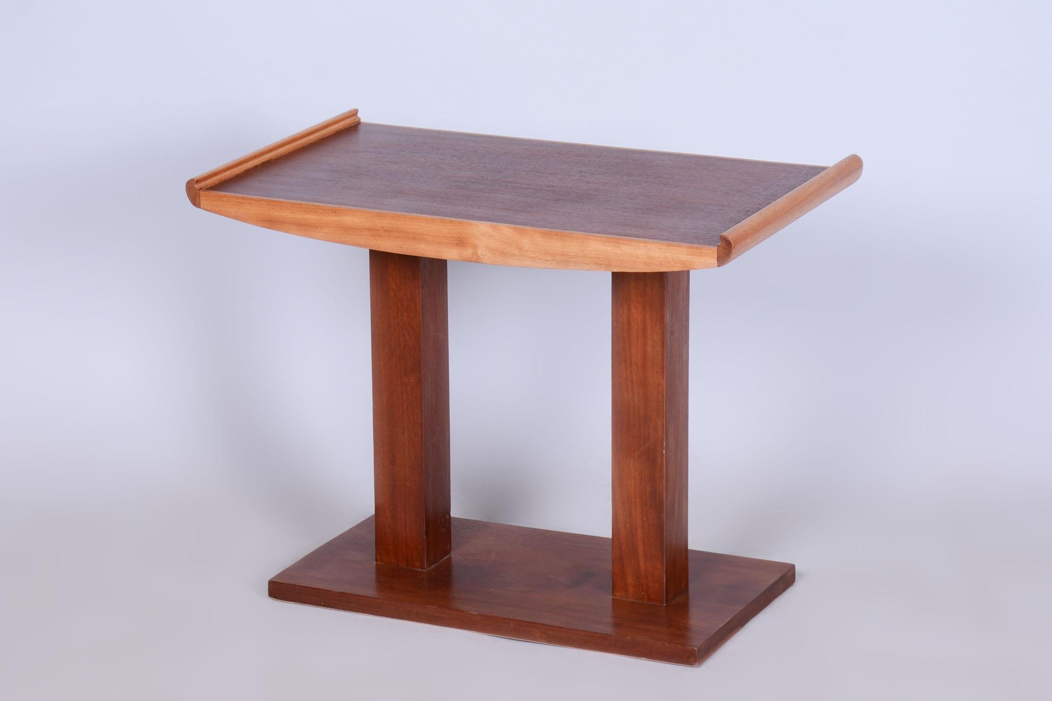 This elegant Art Deco table comes from France from the first half of the 20th century. It is veneered with mahogany and has undergone careful restoration, during which its original shine and elegance were restored thanks to the revived original