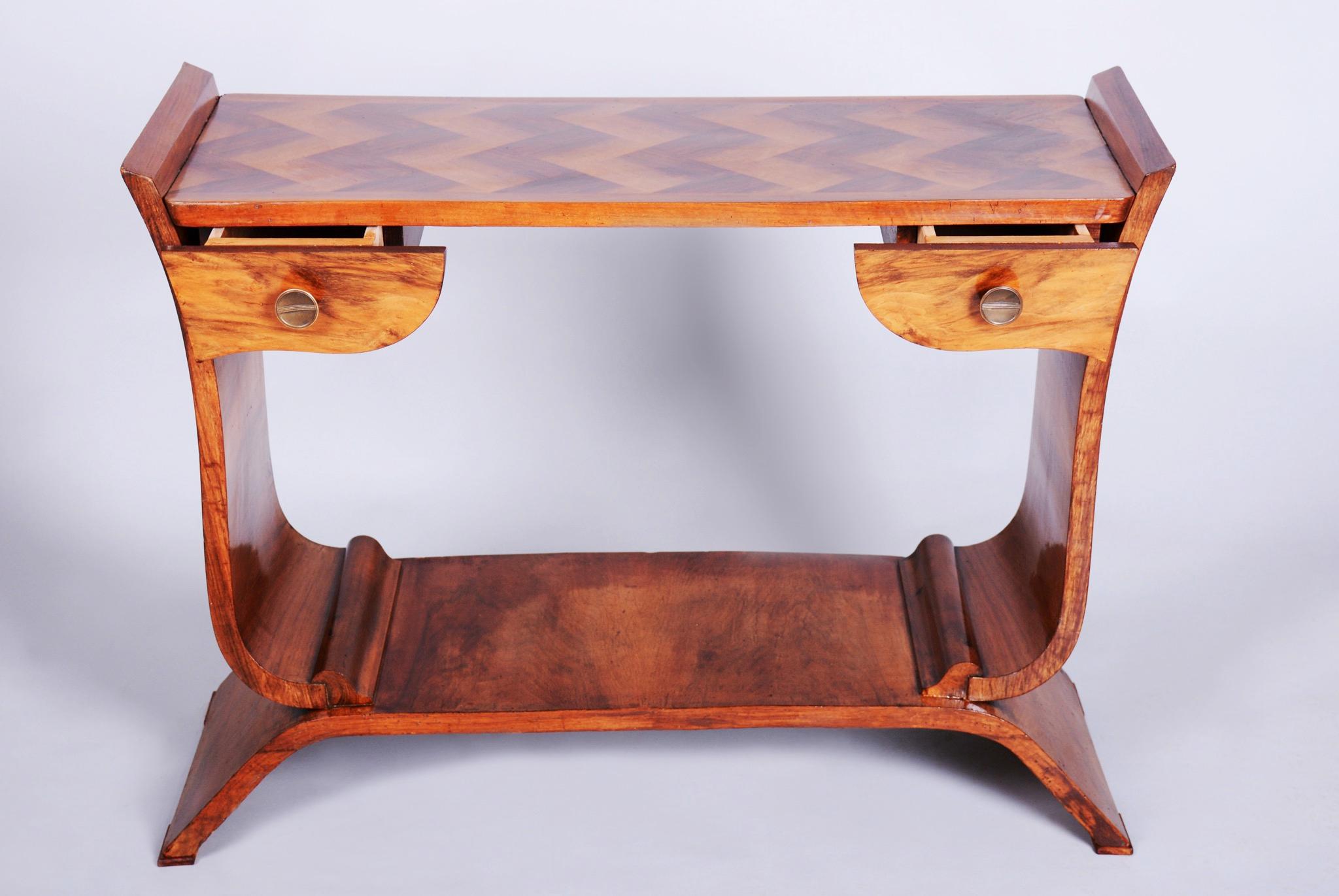 Questa elegante consolle Art Déco proviene dalla Francia e risale alla prima metà del XX secolo. È realizzato in legno massiccio impiallacciato in noce.

Il tavolo è stato sottoposto a un accurato restauro, durante il quale sono state recuperate la