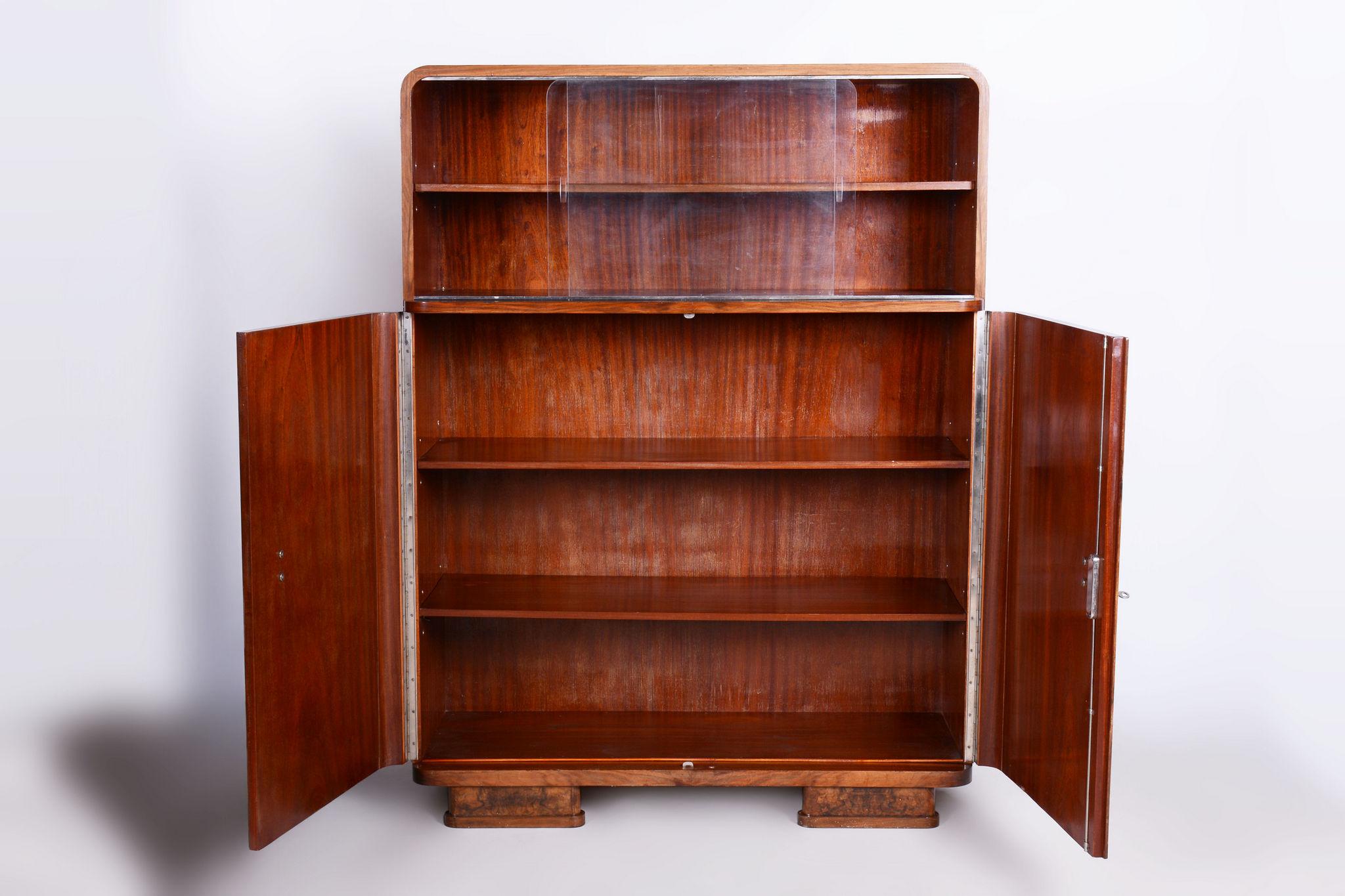 Art Déco Credenza Art Deco restaurata, di J. Halabala, Up & Up Zavody, Noce, Repubblica Ceca, anni '30