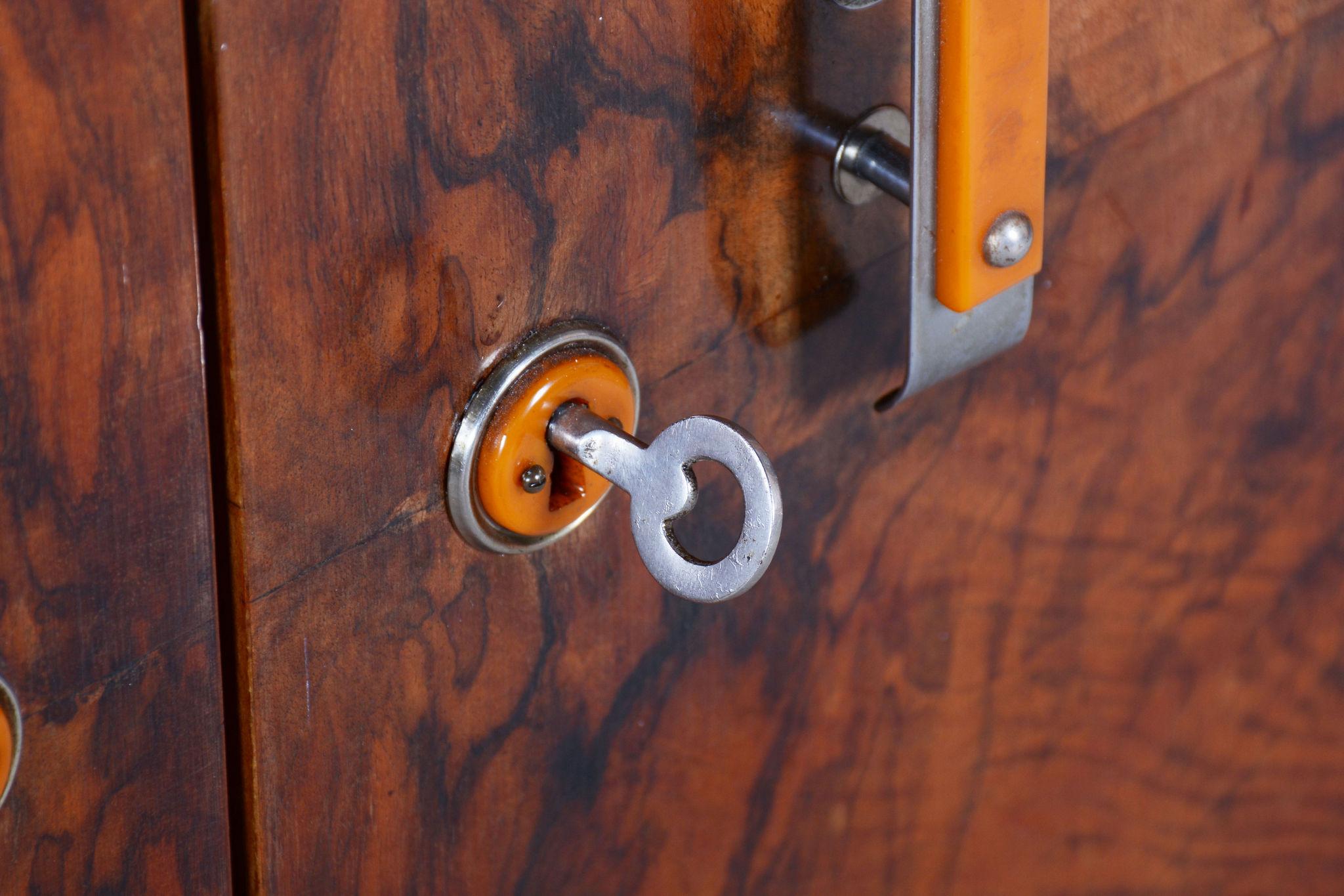 Metà XX secolo Credenza Art Deco restaurata, di J. Halabala, Up & Up Zavody, Noce, Repubblica Ceca, anni '30