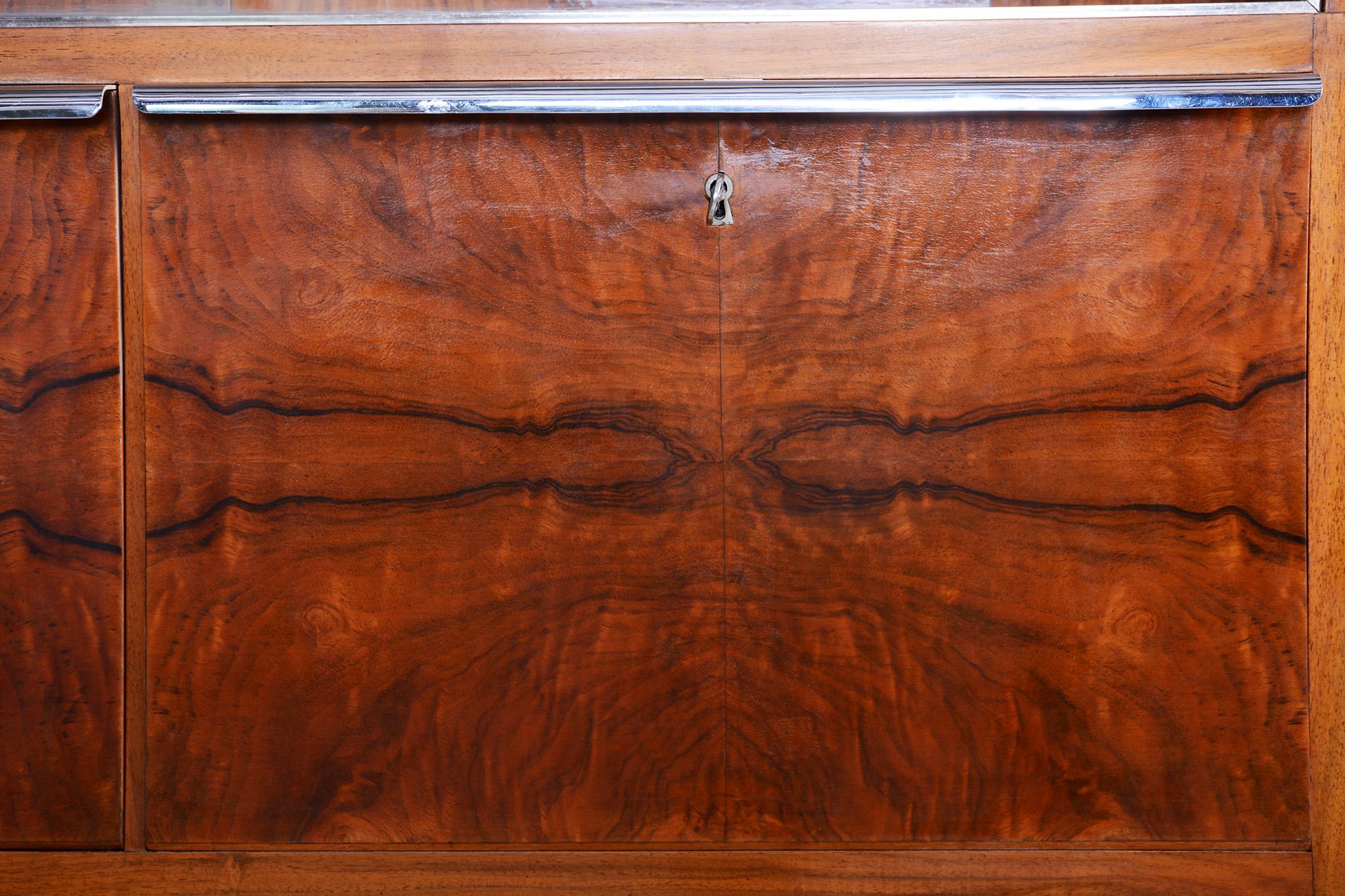Restauriertes Art-Déco-Sideboard, hergestellt in den 1930er Jahren in Tschechien, Nussbaum im Angebot 4