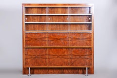 Credenza Art Deco restaurata, realizzata negli anni '30 in Cechia, noce