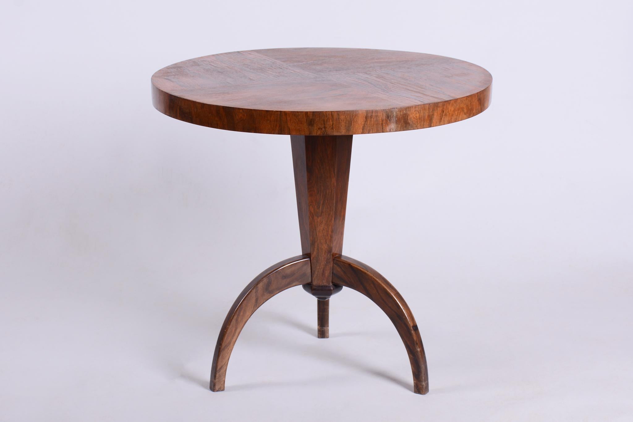 Questo elegante tavolo rotondo in stile Art Déco proviene dalla Francia e risale alla prima metà del XX secolo. È realizzato in rovere massiccio e impiallacciato con l'esotica impiallacciatura di Bubinga (Kevazingo), che affascina con le sue
