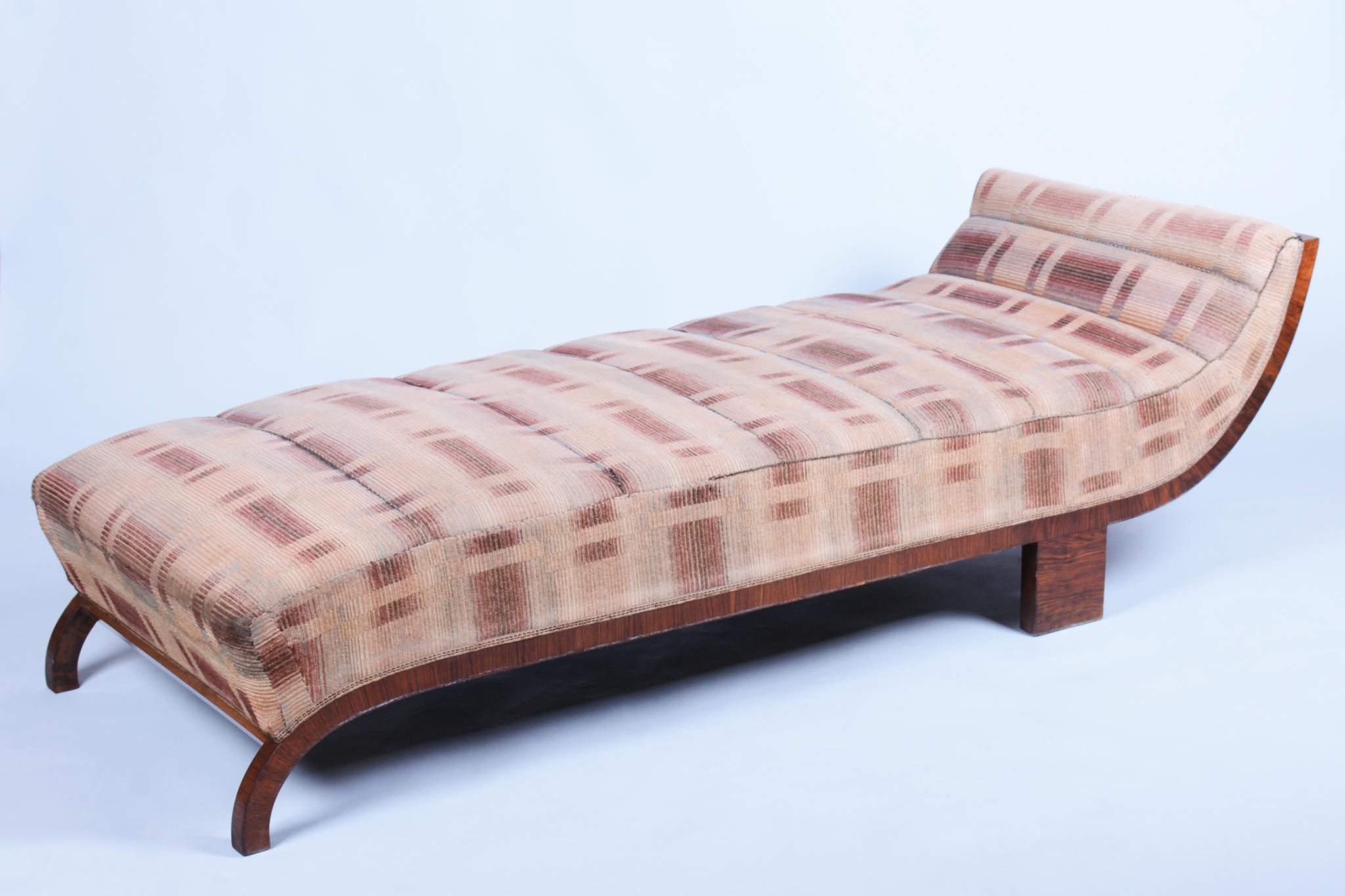 This elegant Art Deco sofa is an iconic piece from Czechoslovakia from the 1920s. Its rounded shapes and sophisticated design are typical of this era, embodying luxury and comfort.

The sofas frame is crafted from solid beech wood veneered with
