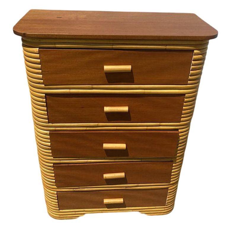 Questo cassettone in rattan impilato di ispirazione Art Paul Frankl, splendidamente restaurato, ha un piano in mogano e cinque cassetti estraibili in mogano. La cassettiera è un mix perfetto di funzionalità e di estetica modernista ispirata alle