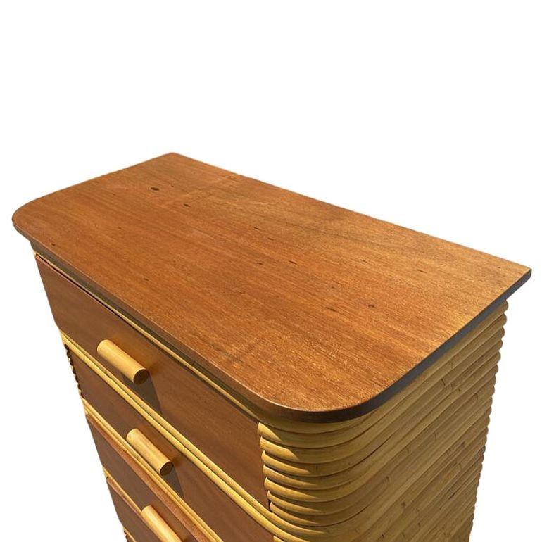 Metà XX secolo Comò Highboy in rattan impilato Art Deco restaurato con mogano in vendita