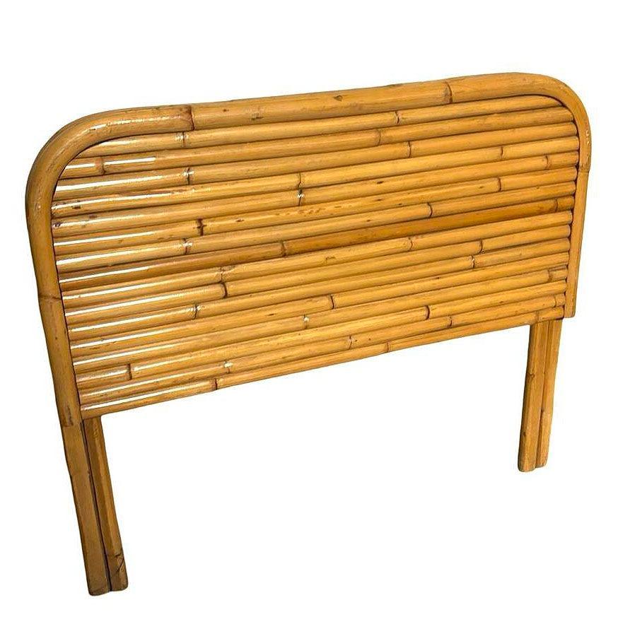 Questa testiera in rattan di ispirazione Paul Frankl, splendidamente restaurata e ispirata agli am designs di Paul Frankl, cattura l'essenza dell'era Art Deco. La testiera è realizzata con un design in rattan a 12 fili impilati orizzontalmente con