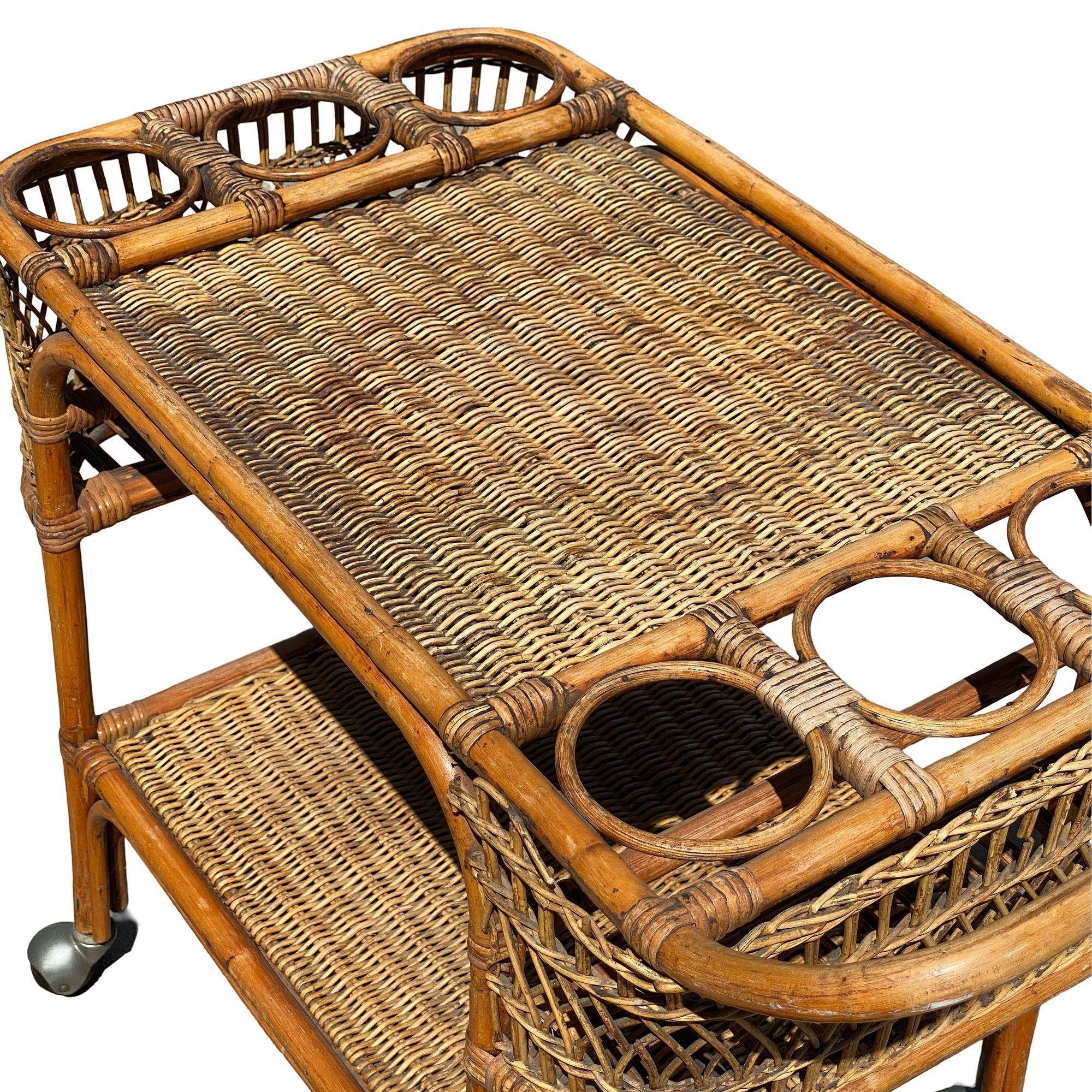 Laiton Chariot de bar à deux niveaux en rotin à bâtons Art déco restauré avec dessus en osier tressé en vente