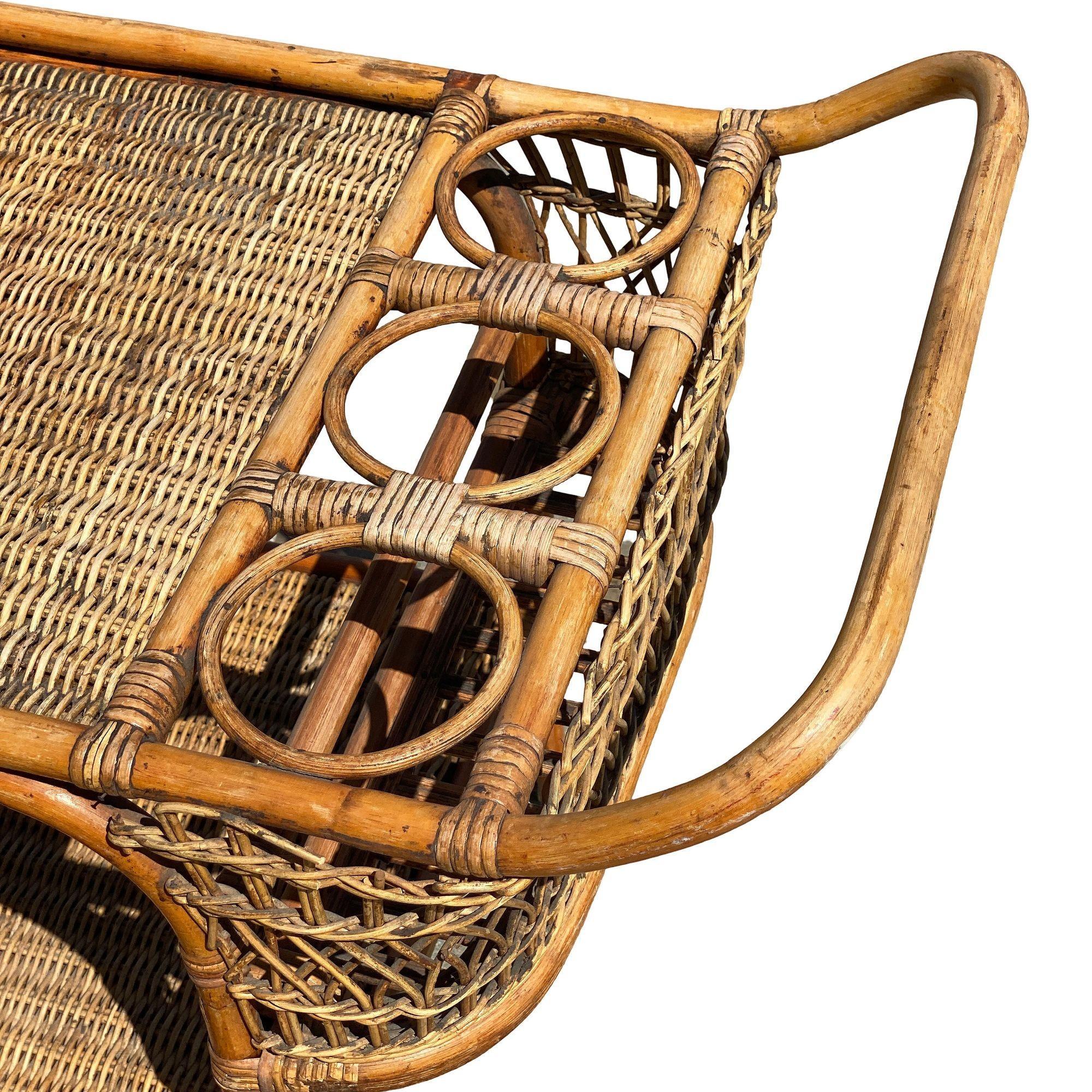 Chariot de bar à deux niveaux en rotin à bâtons Art déco restauré avec dessus en osier tressé en vente 1