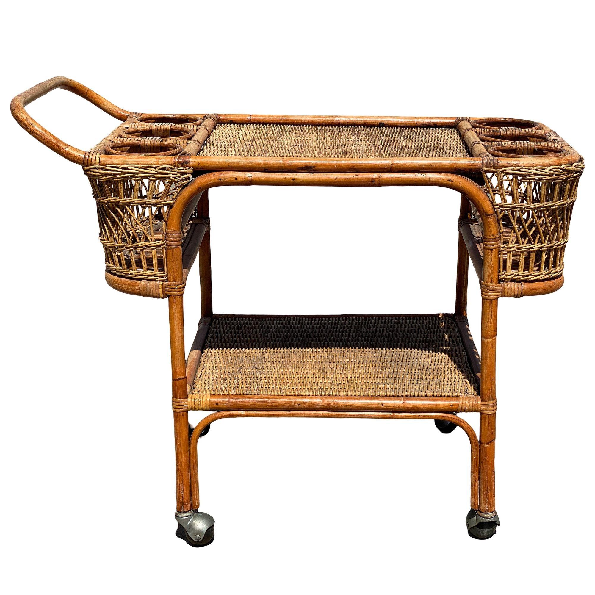 Americano Carrello da bar a due piani in rattan Art Deco restaurato con piani in vimini intrecciati in vendita
