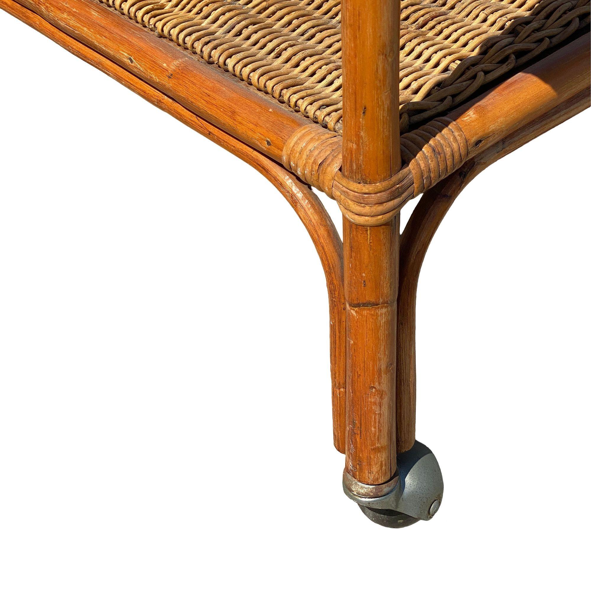 Carrello da bar a due piani in rattan Art Deco restaurato con piani in vimini intrecciati in vendita 1