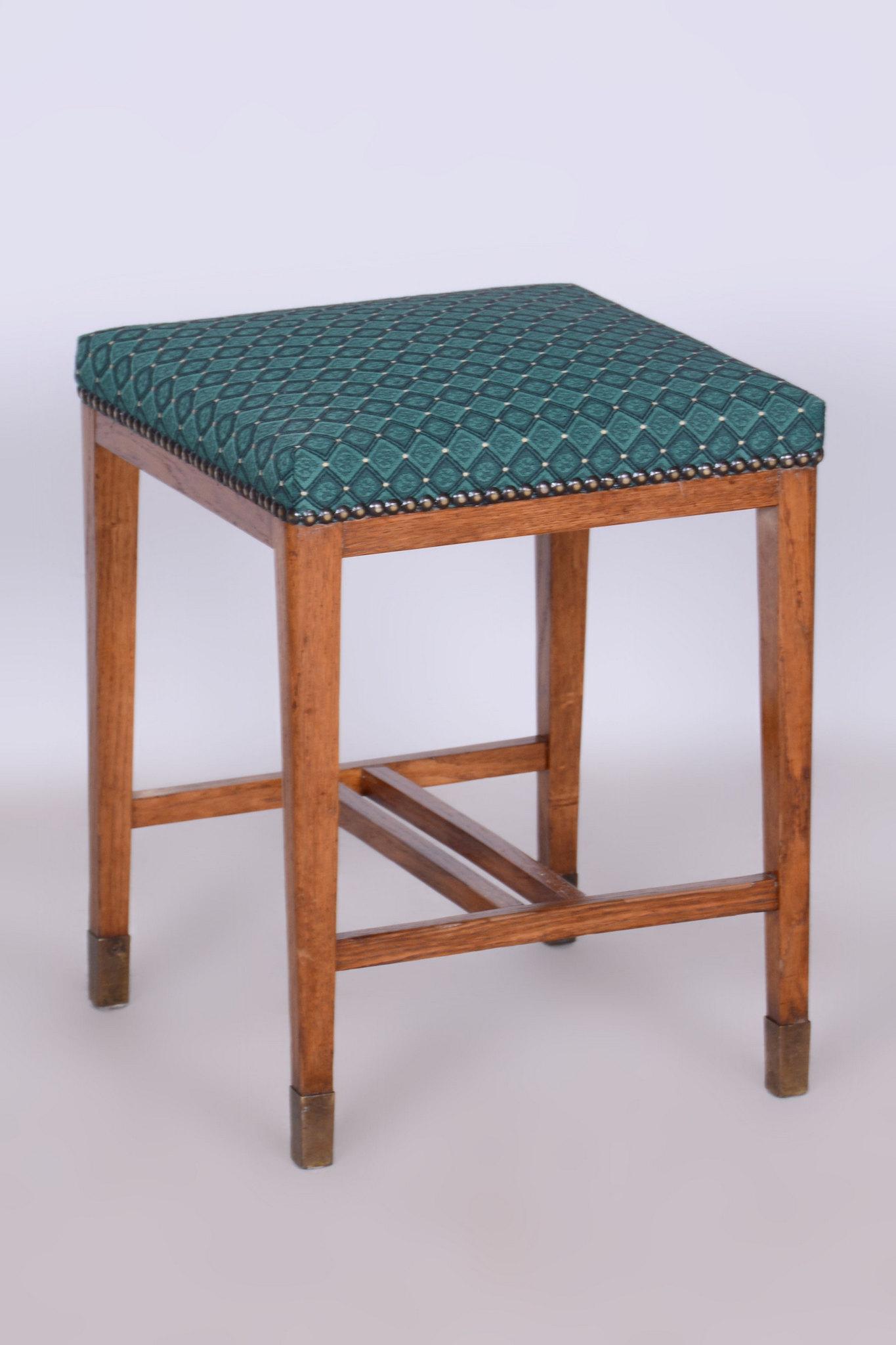 Ce pouf Art déco provient de Tchécoslovaquie au début du 20e siècle. Il est en chêne et a fait l'objet d'une restauration complète.

Le vernis d'origine a été ravivé et le pouf a été nouvellement et habilement retapissé. Il a été repoli avec de la