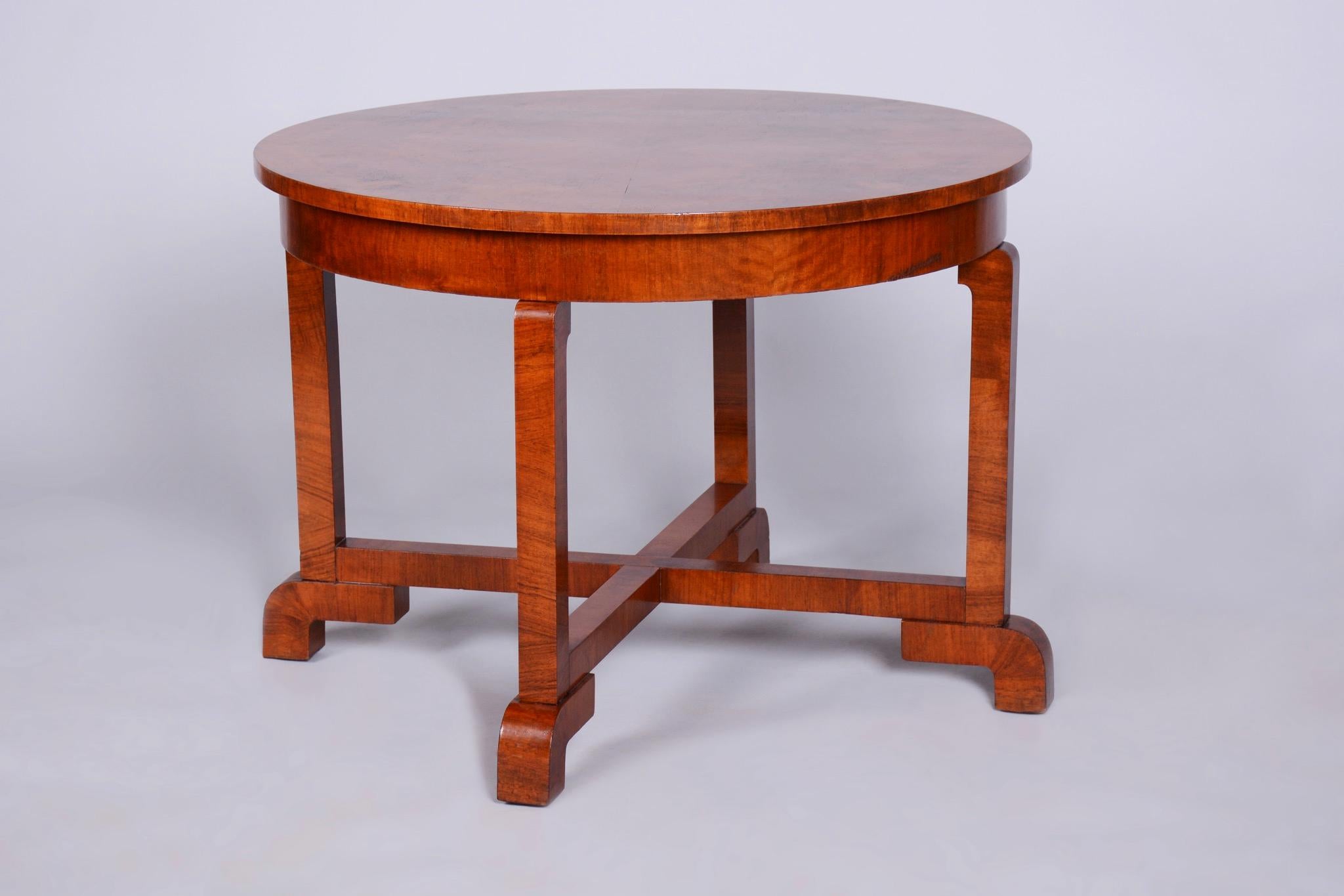 Cette élégante table ronde Art déco provient de Tchécoslovaquie et date de la première moitié du 20e siècle. Elle est l'œuvre de Jindřich Halabala et a été produite à Up&Up. La table est fabriquée en aggloméré de hêtre avec placage de noyer.

La