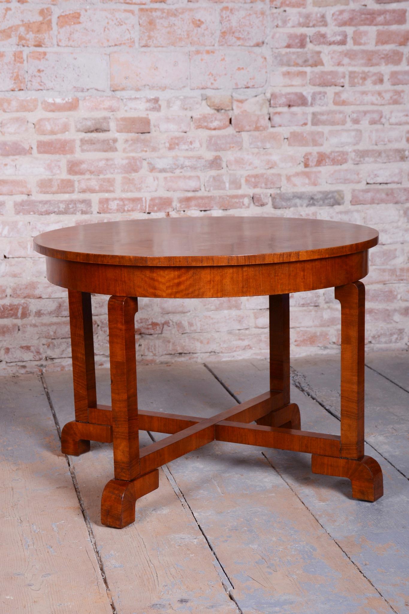 Tchèque Table Art déco restaurée, par Halabala, Up Závody, noyer, laque, tchèque, années 1920 en vente