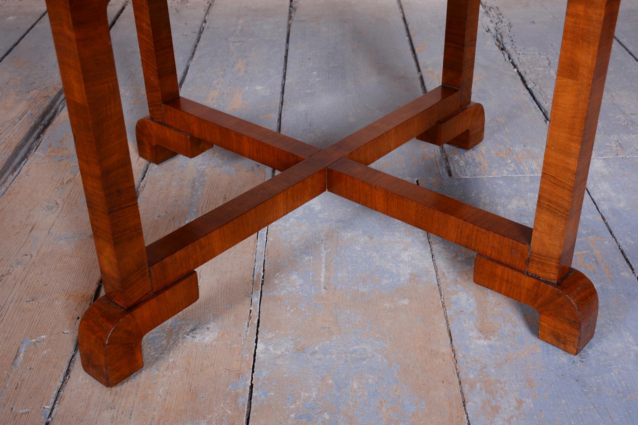 Début du 20ème siècle Table Art déco restaurée, par Halabala, Up Závody, noyer, laque, tchèque, années 1920 en vente