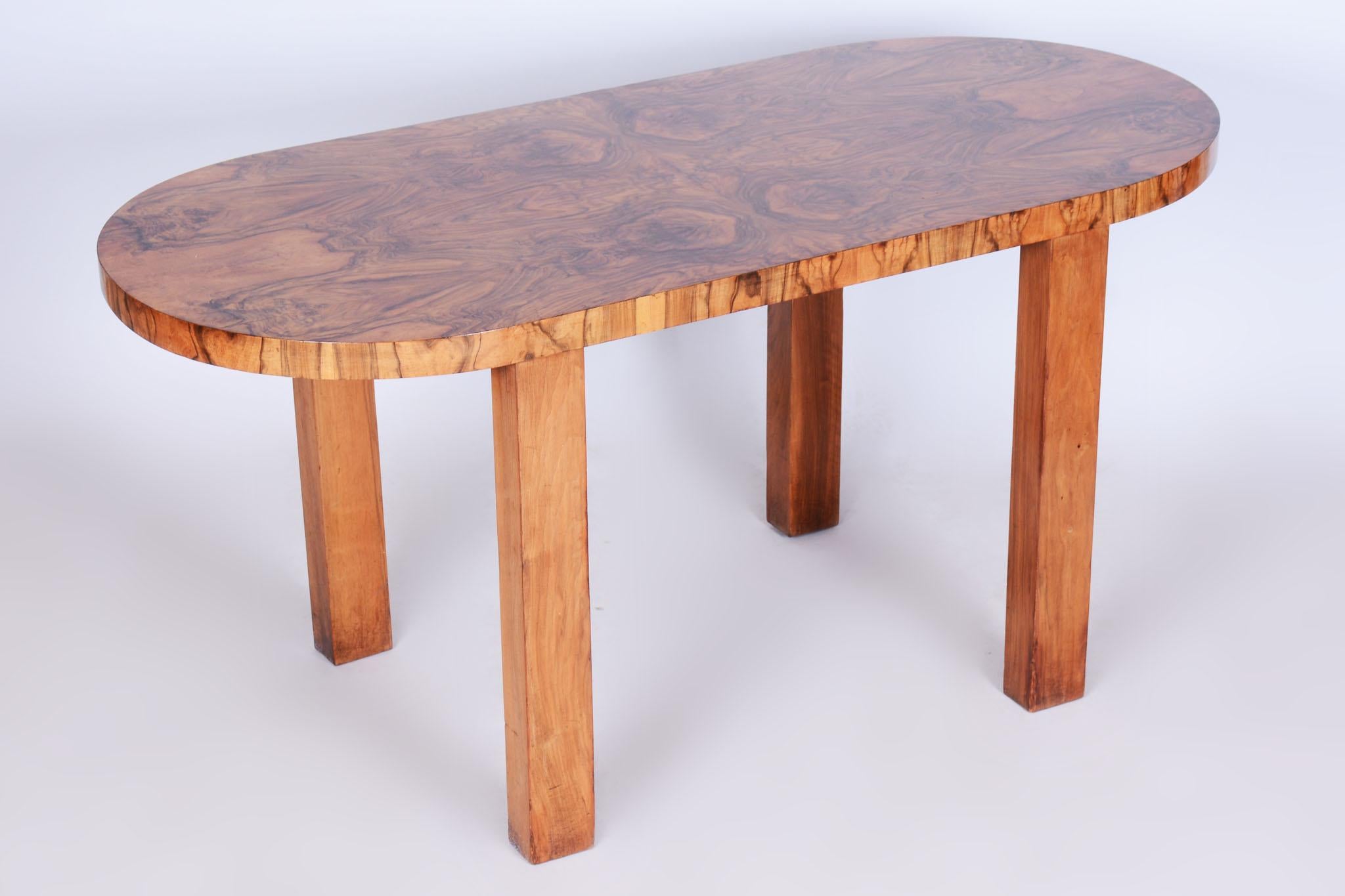 Questo elegante tavolo da pranzo Art Déco proviene dalla Cecoslovacchia e risale alla prima metà del XX secolo. È realizzata in legno listellare impiallacciato in noce del Caucaso ed è stata sottoposta a un accurato restauro, durante il quale sono