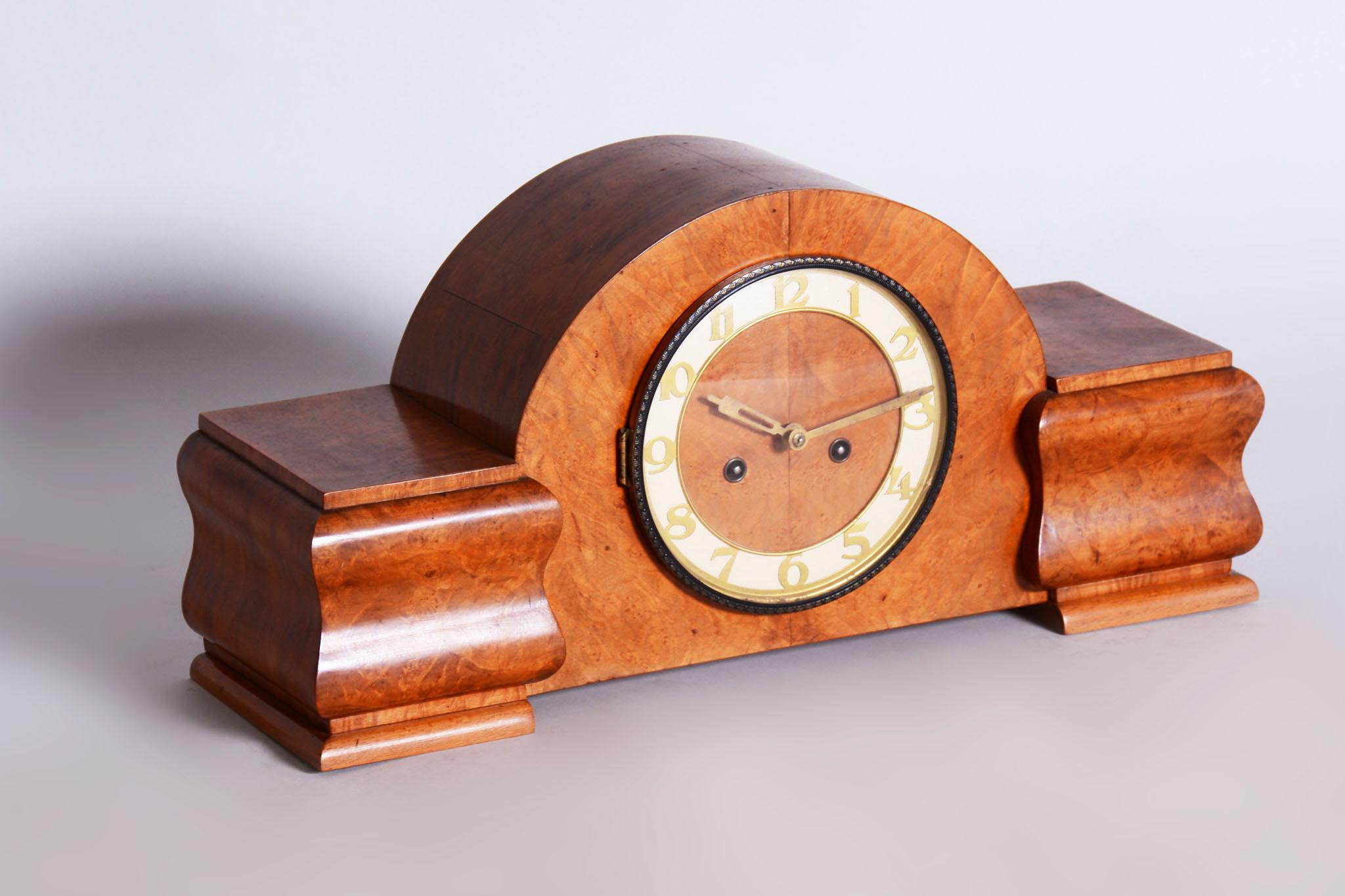 Orologio da tavolo in elegante stile Art Déco degli anni '20, realizzato in Cecoslovacchia su misura per UP Závody. La struttura dell'orologio è realizzata in legno massiccio di abete impiallacciato con thuja e mogano, garantendo un perfetto